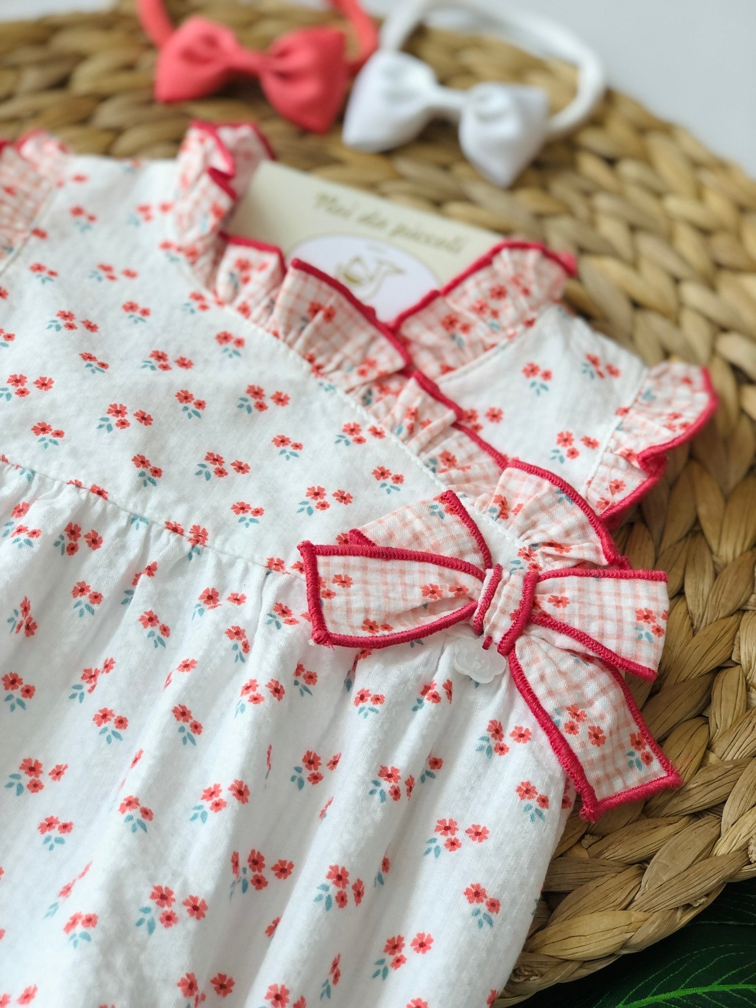 PAGLIACCETTO BIANCO E FIORELLINI CON RIFINITURE CORALLO - Noi da piccoli