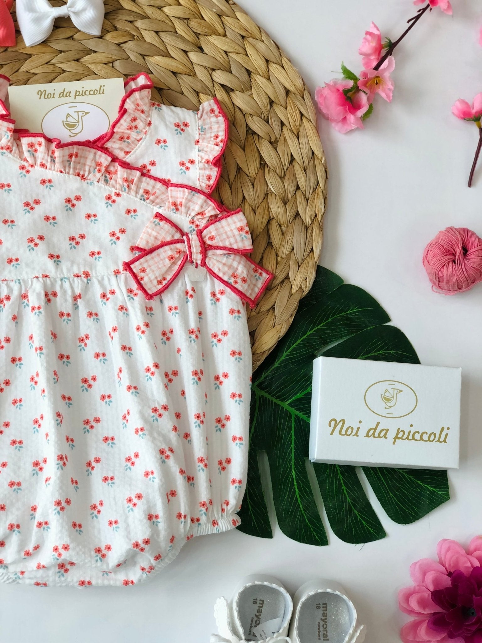 PAGLIACCETTO BIANCO E FIORELLINI CON RIFINITURE CORALLO - Noi da piccoli