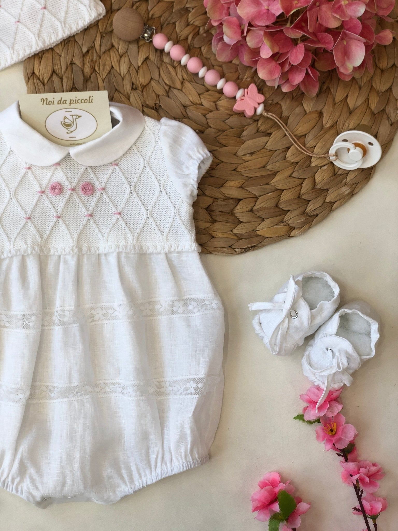 PAGLIACCETTO IN FILO E LINO CON BABBUCCE BIANCO E DETTAGLI ROSA - Noi da piccoli