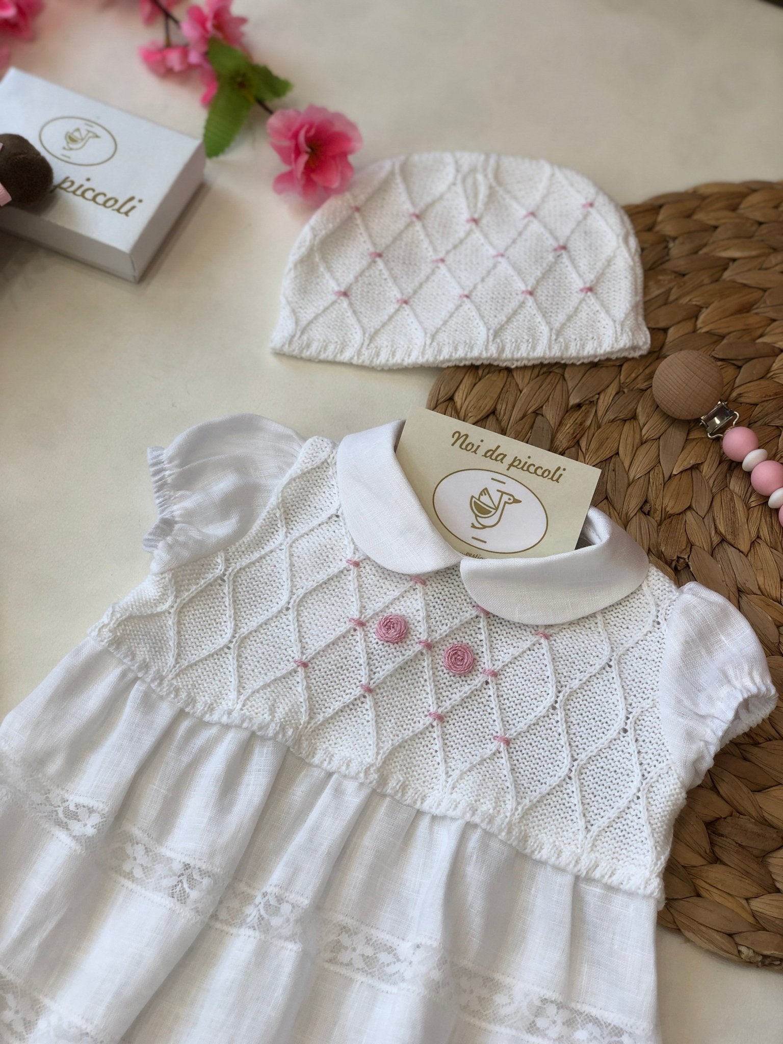 PAGLIACCETTO IN FILO E LINO CON BABBUCCE BIANCO E DETTAGLI ROSA - Noi da piccoli