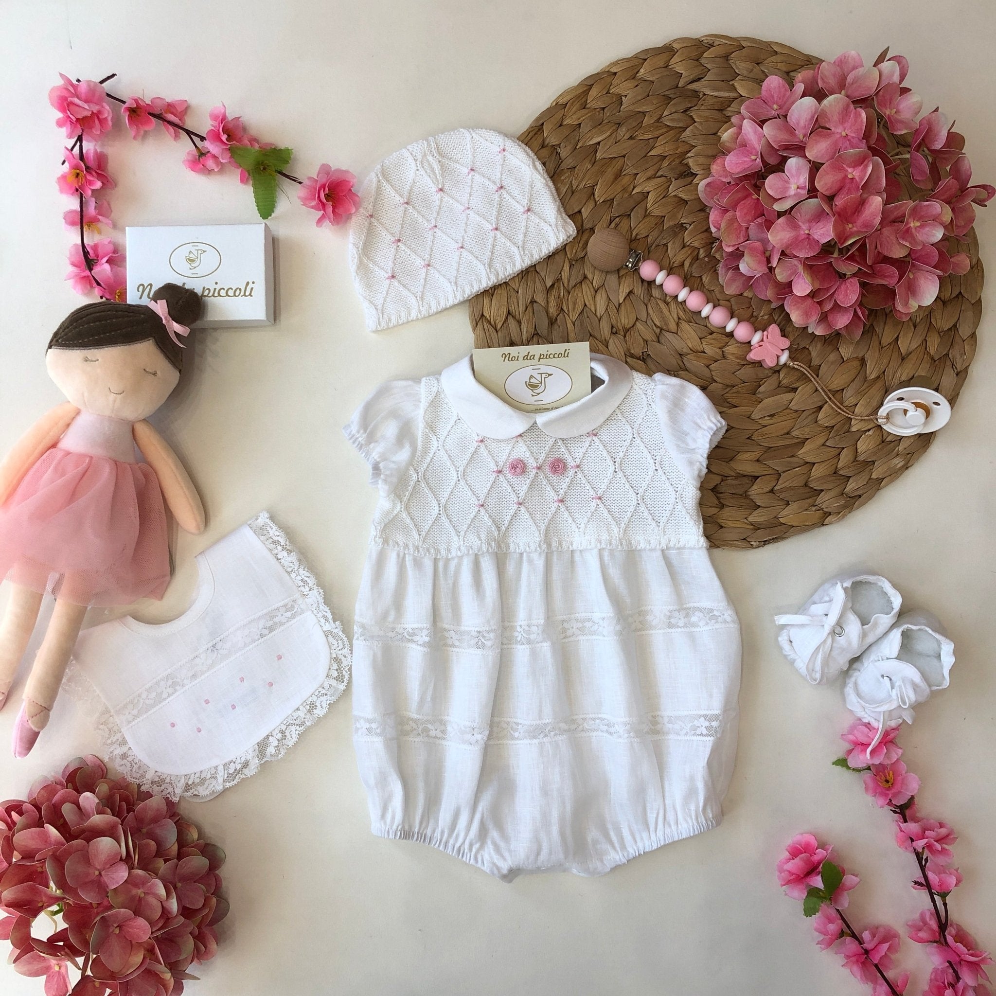 PAGLIACCETTO IN FILO E LINO CON BABBUCCE BIANCO E DETTAGLI ROSA - Noi da piccoli