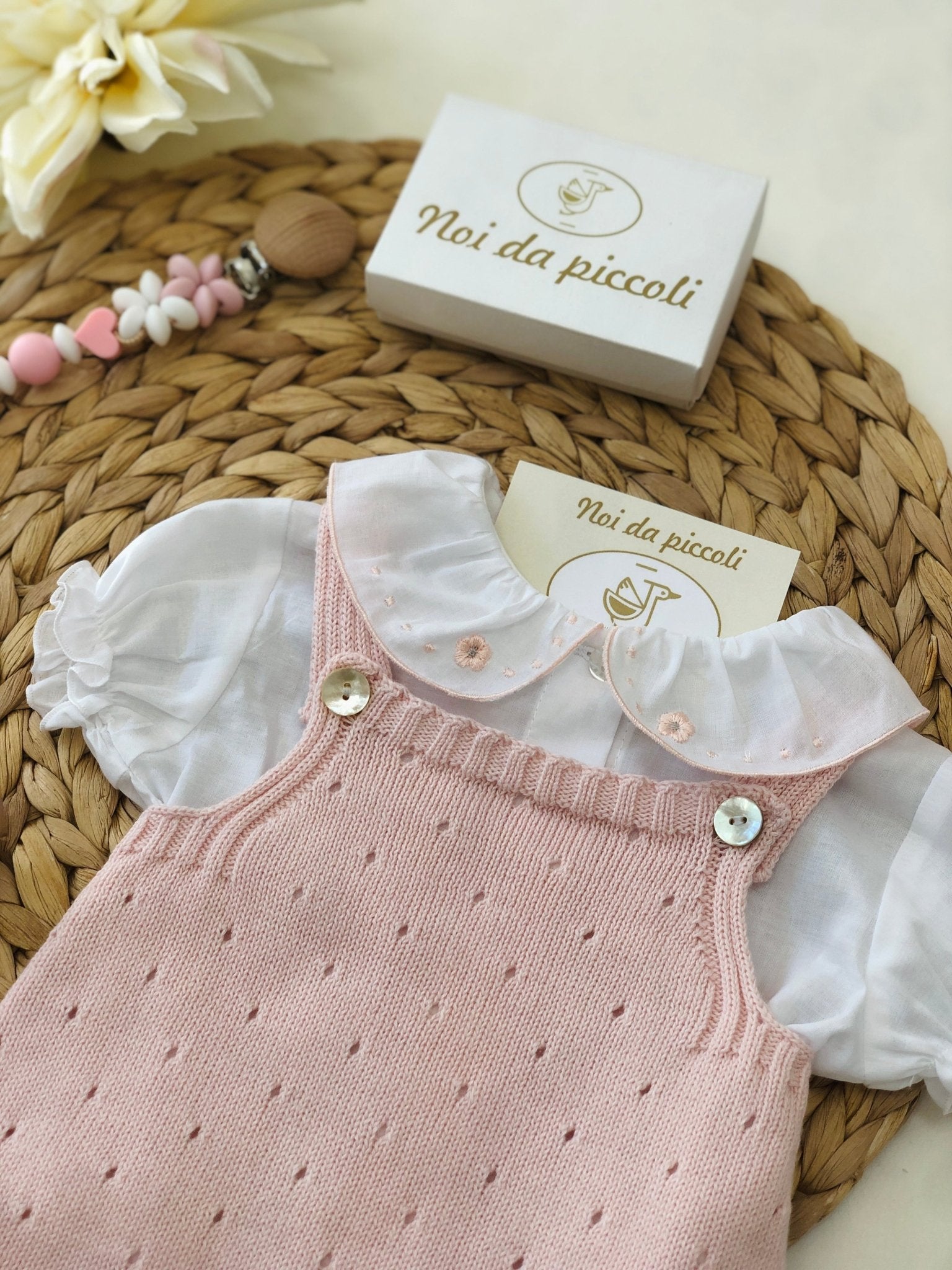 SALOPETTE CON CAMICINA IN FILO DI COTONE PESCA CON COLLETTO BIANCO - Noi da piccoli