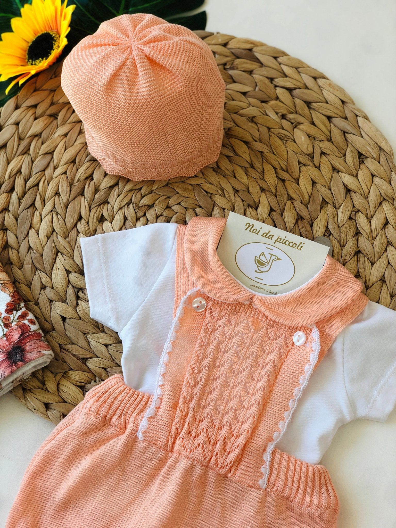 SALOPETTE E MAGLIETTINA CON SET PARURE FILO PESCO - Noi da piccoli