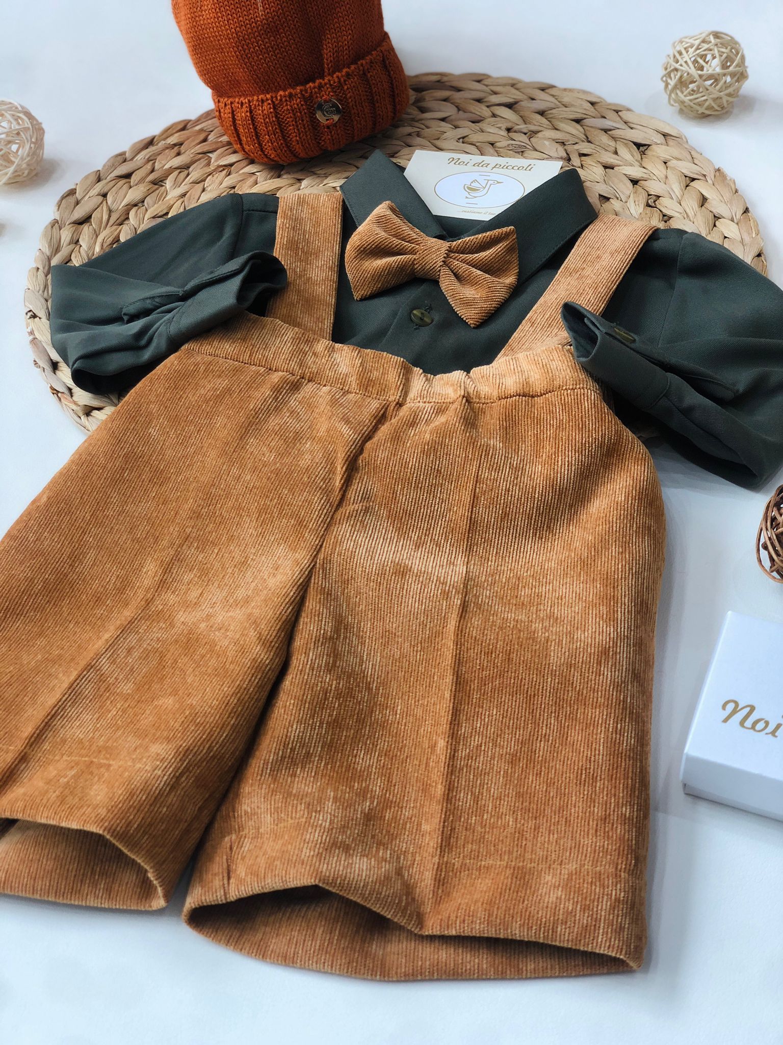 SALOPETTE VELLUTINO A COSTINE MARRONE CON CAMICINA VERDE - Noi da piccoli