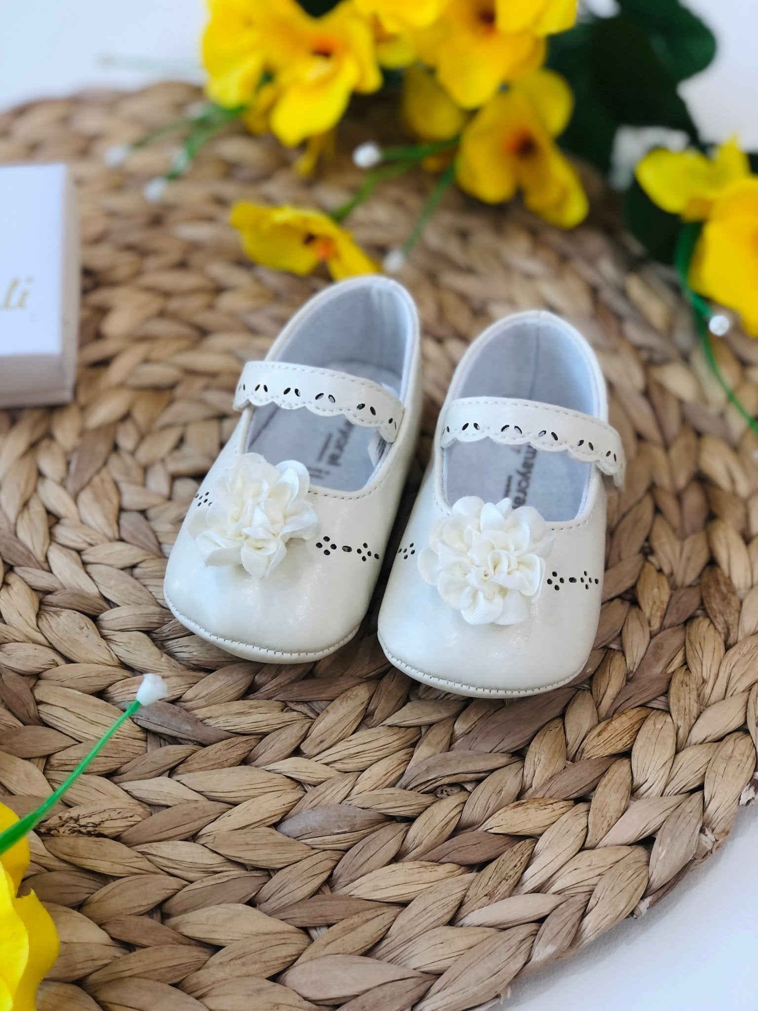 SCARPA A BAMBOLINA PANNA SATIN FIORELLINO - Noi da piccoli