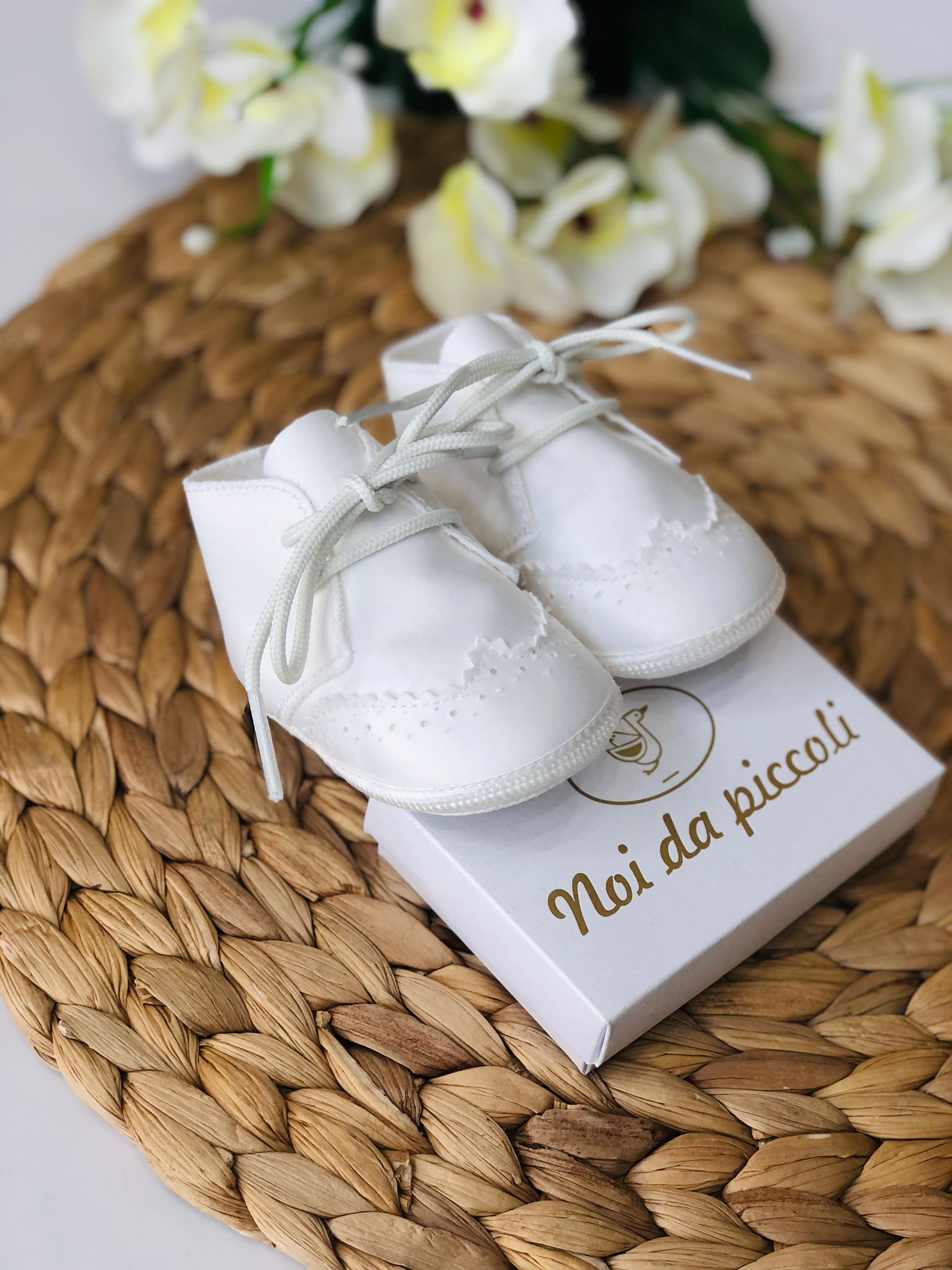 SCARPA BIANCA CON LACCI FORI SULLA PUNTA - Noi da piccoli