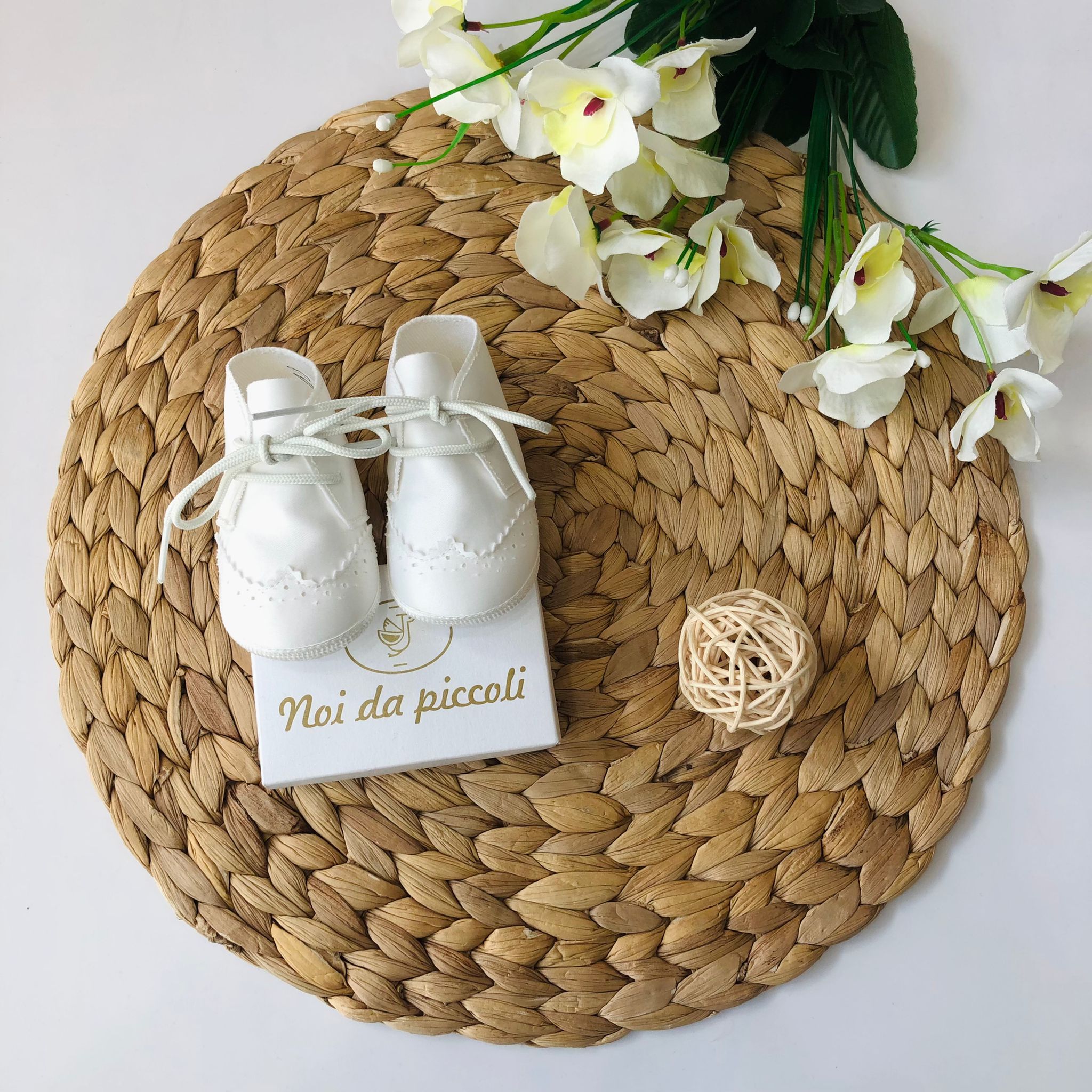 SCARPA BIANCA CON LACCI FORI SULLA PUNTA - Noi da piccoli