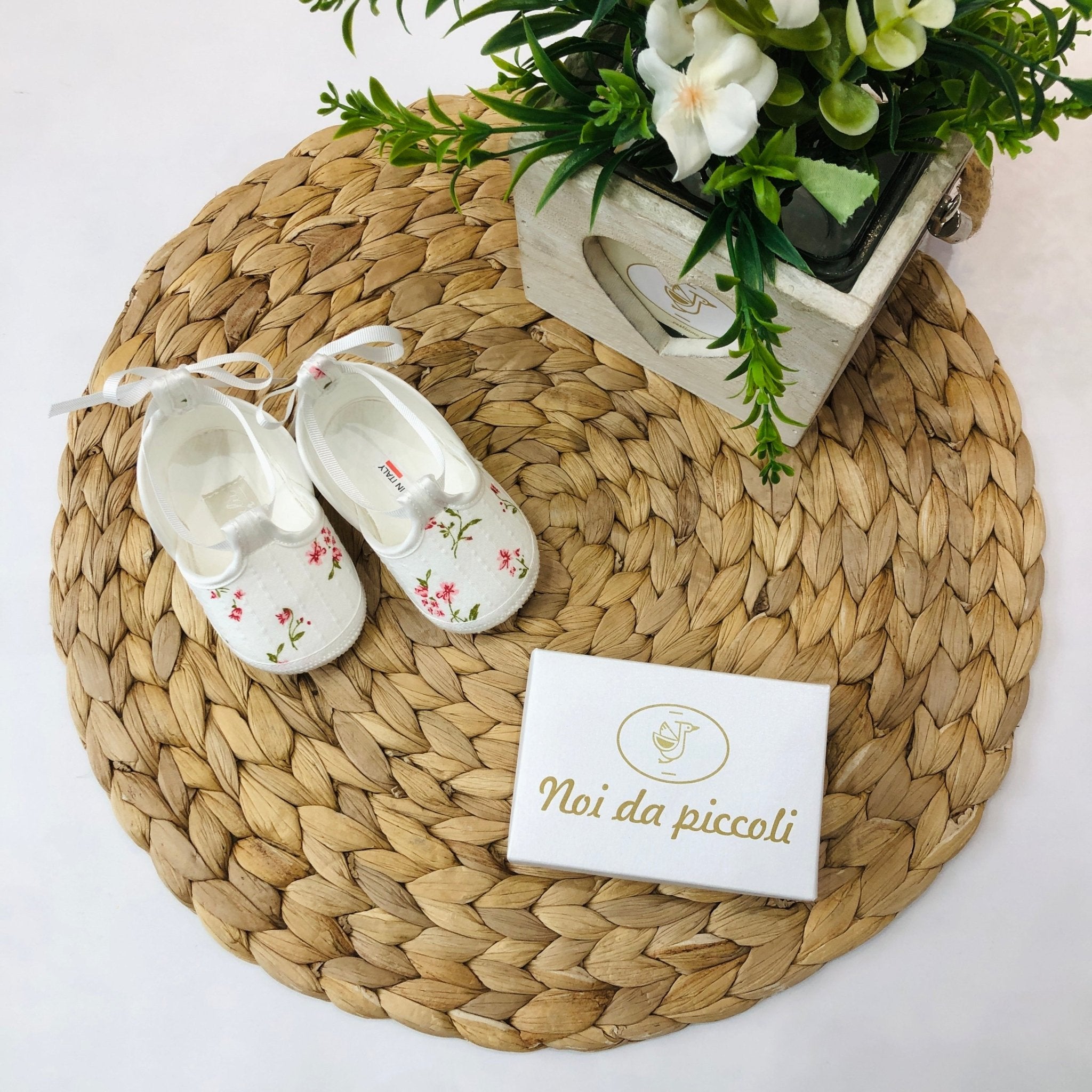 SCARPA BIANCA FLOWER CON NASTRINO - Noi da piccoli