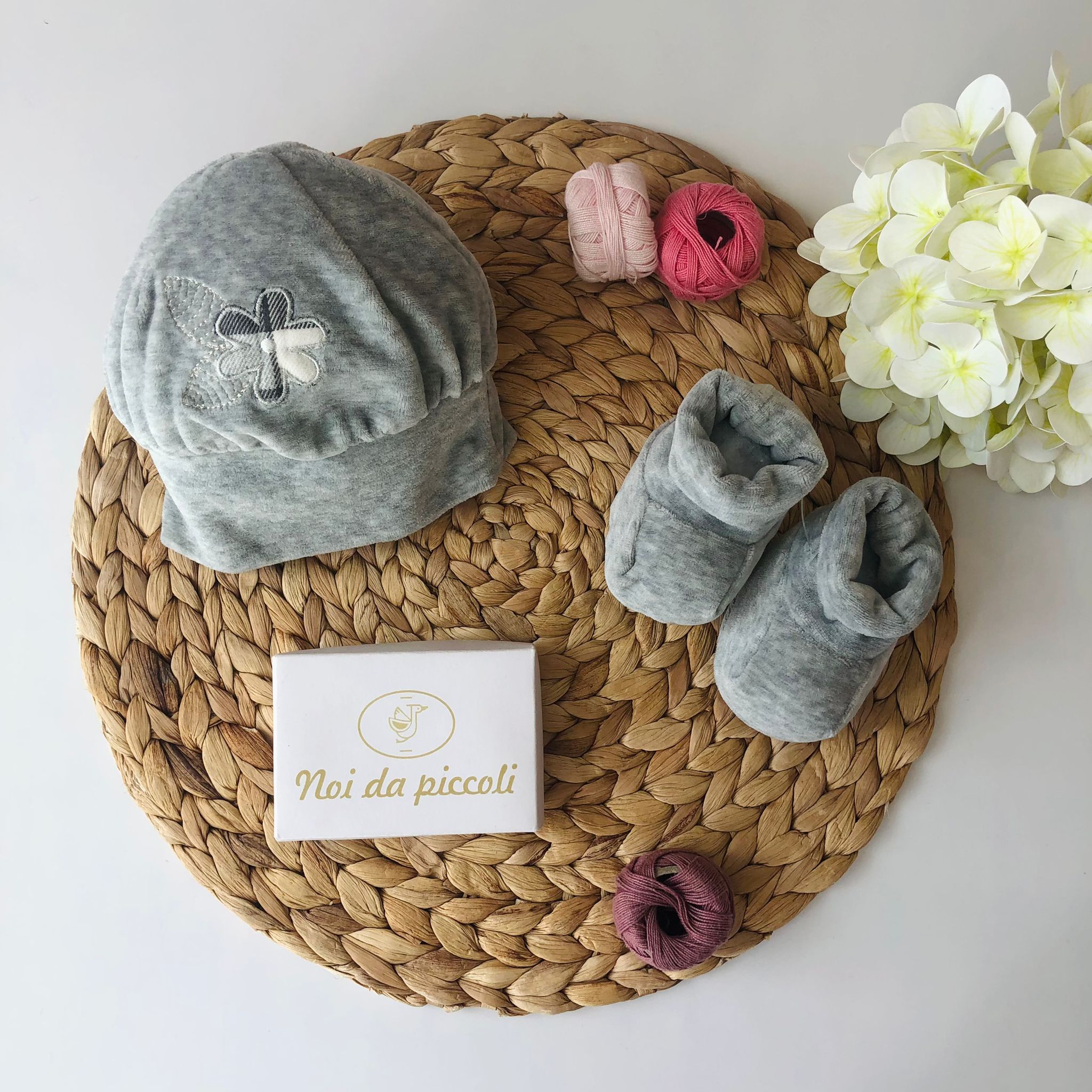 SET CAPPELLINO CON BABBUCCE IN CINIGLIA GRIGIO - Noi da piccoli