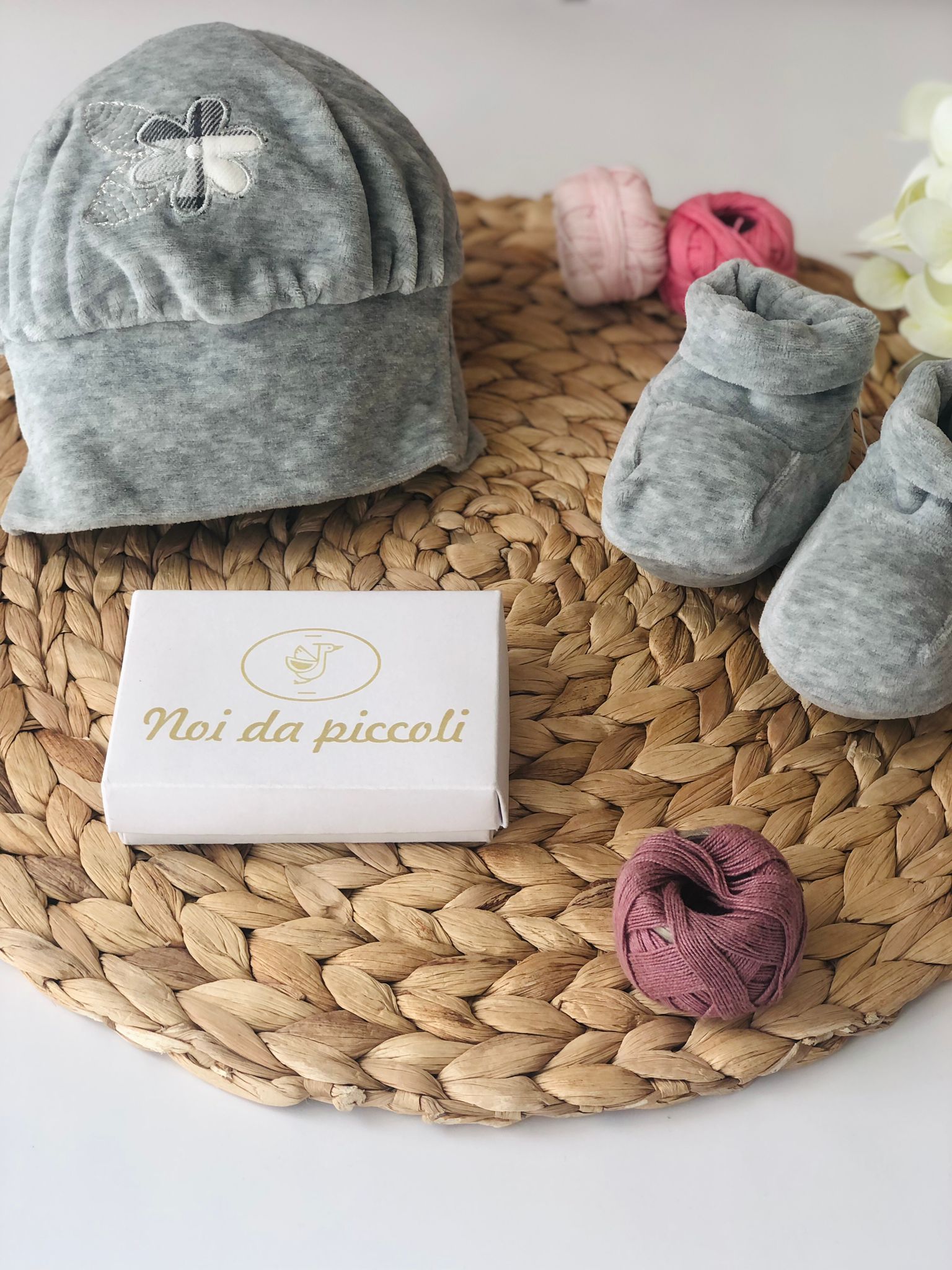 SET CAPPELLINO CON BABBUCCE IN CINIGLIA GRIGIO - Noi da piccoli