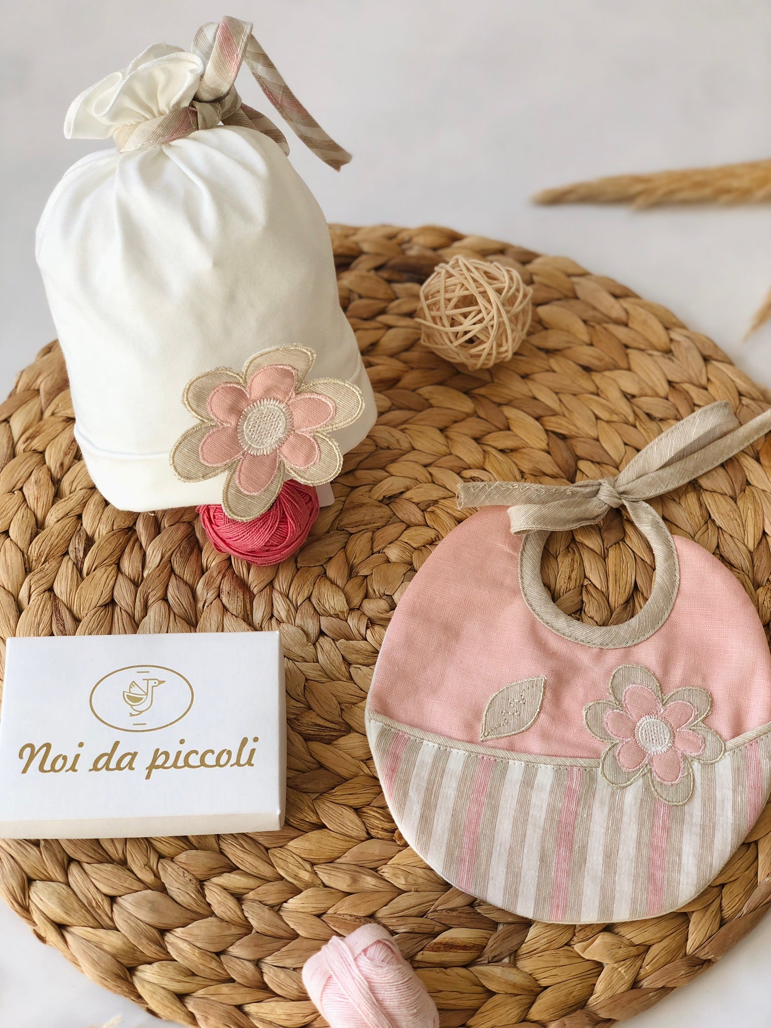 SET PARURE CON CAPPELLINO E BAVETTA ROSA E CORDA - Noi da piccoli