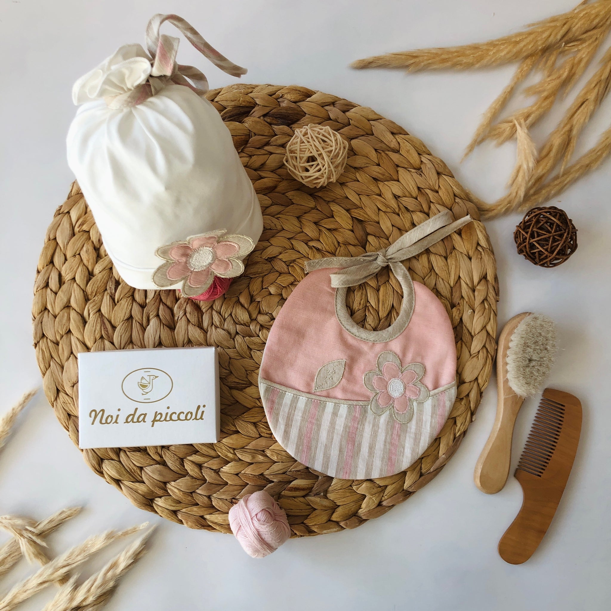 SET PARURE CON CAPPELLINO E BAVETTA ROSA E CORDA - Noi da piccoli