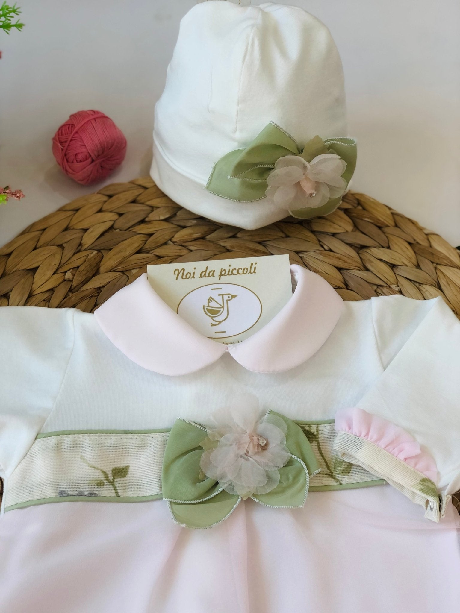 TUTINA ROSA CON SET BAVETTO E CAPPELLINO CAMPO FIORITO - Noi da piccoli