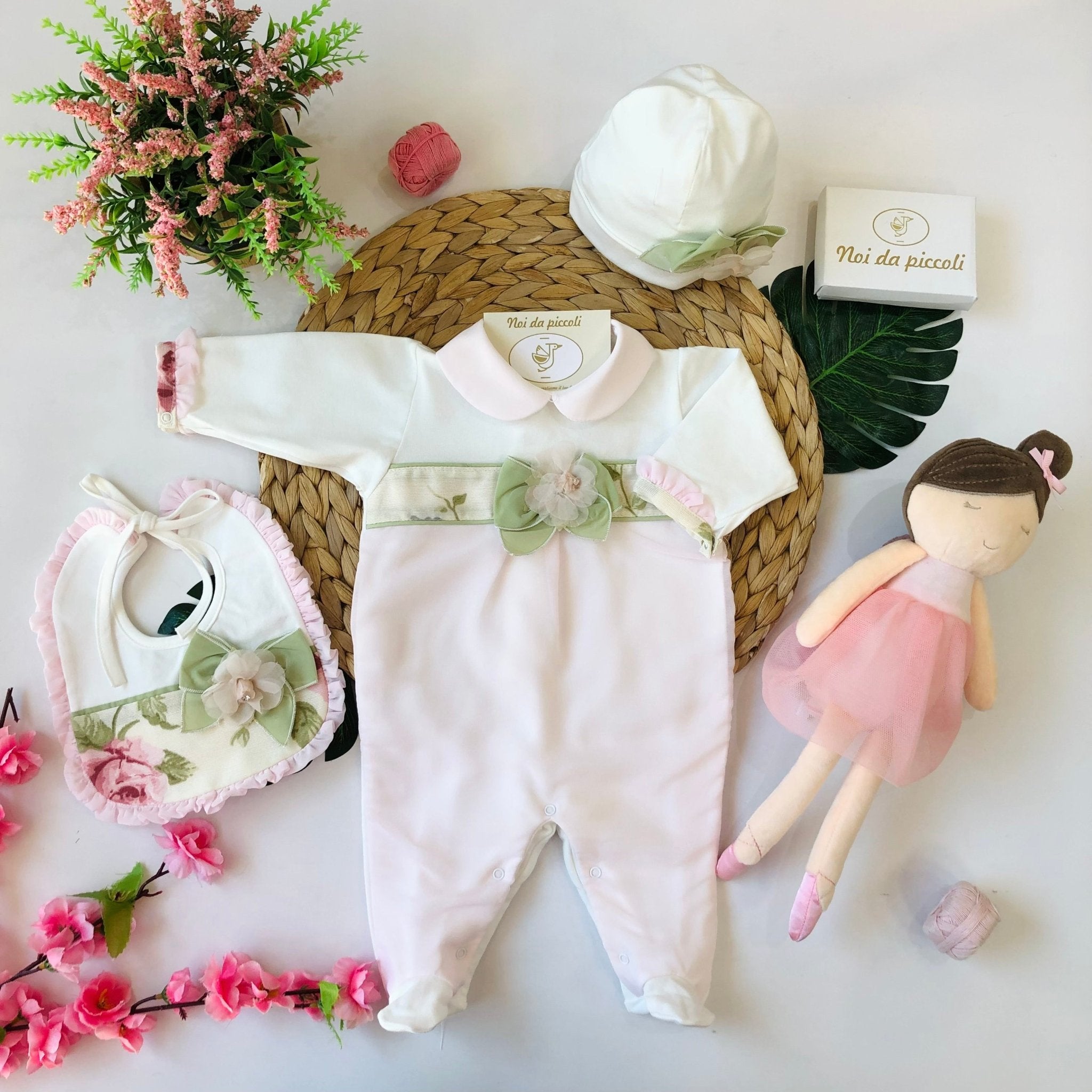 TUTINA ROSA CON SET BAVETTO E CAPPELLINO CAMPO FIORITO - Noi da piccoli