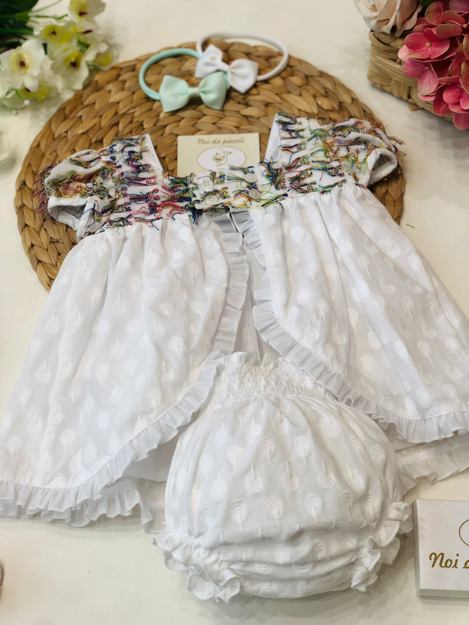 VESTINA BIANCA CON FILI DI COTONE COLORATO - Noi da piccoli