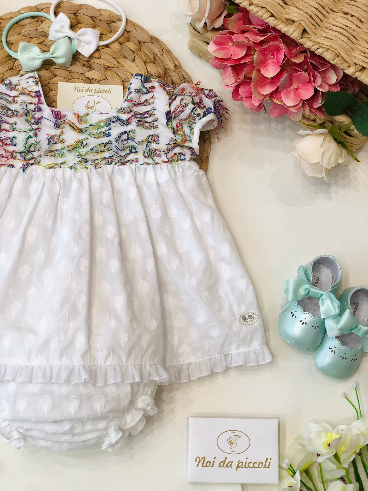 VESTINA BIANCA CON FILI DI COTONE COLORATO - Noi da piccoli