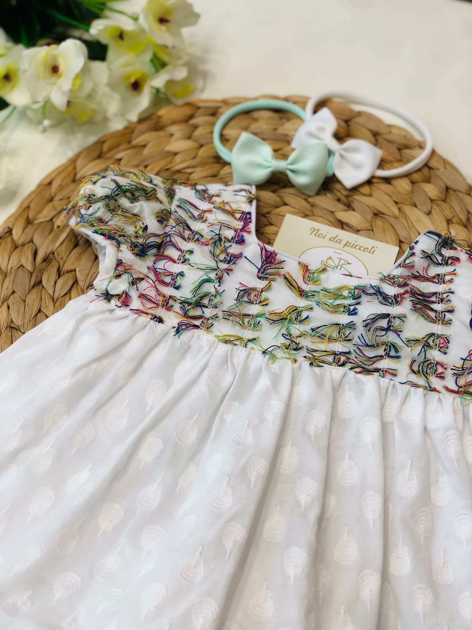 VESTINA BIANCA CON FILI DI COTONE COLORATO - Noi da piccoli