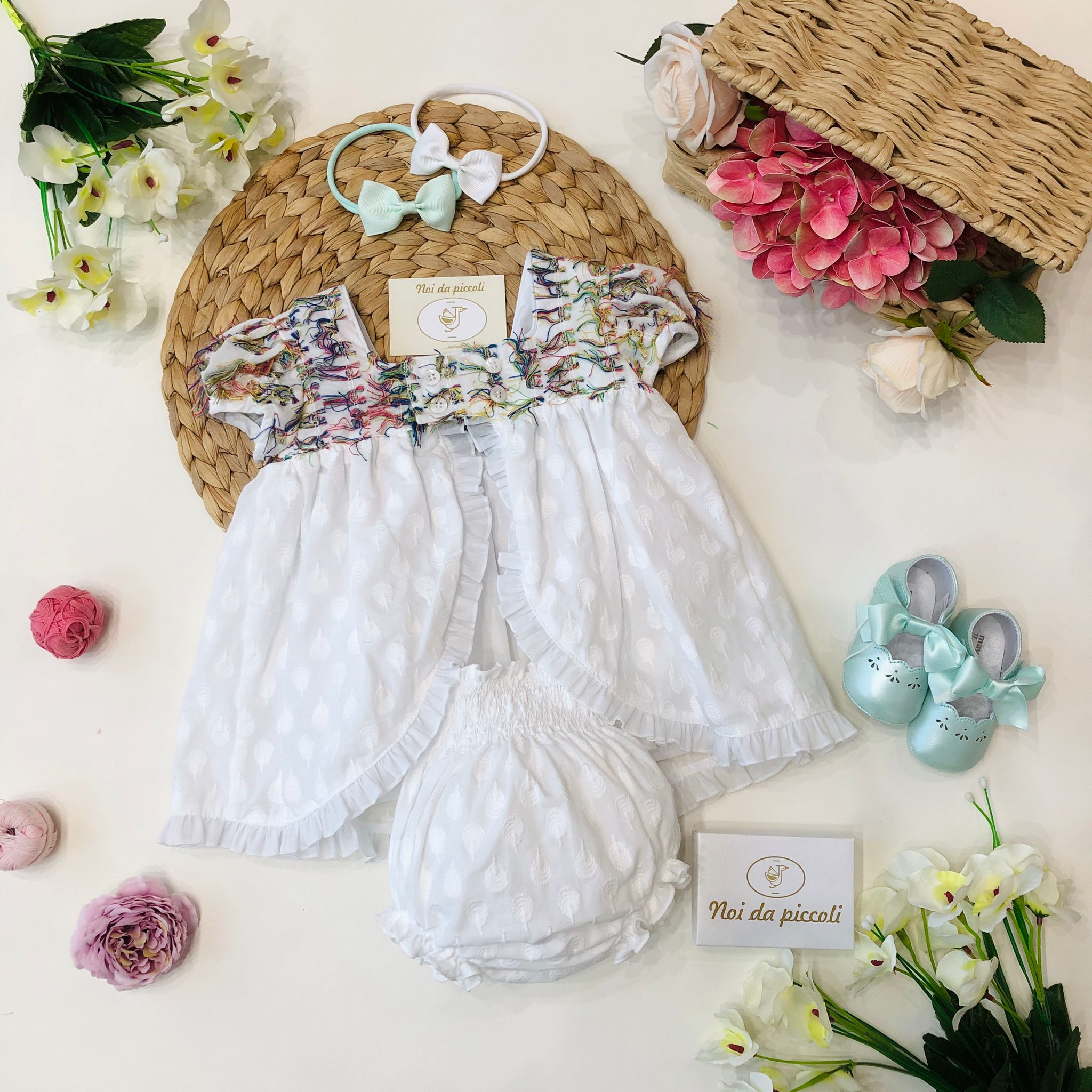 VESTINA BIANCA CON FILI DI COTONE COLORATO - Noi da piccoli