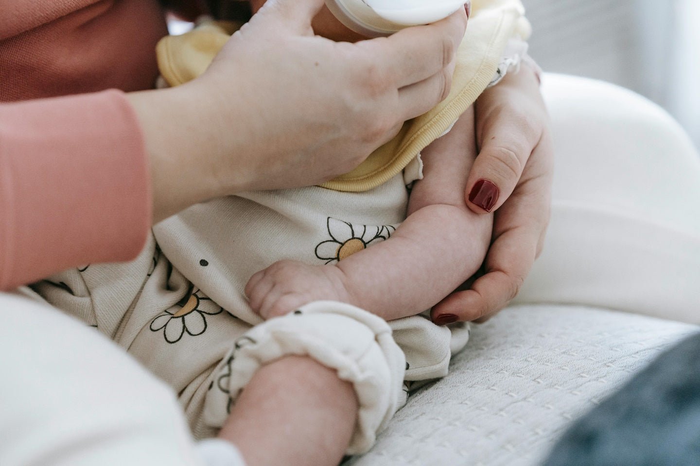 Guida completa all'allattamento al seno vs alimentazione artificiale: Scopri cosa è meglio per te e il tuo bambino - Noi da piccoli