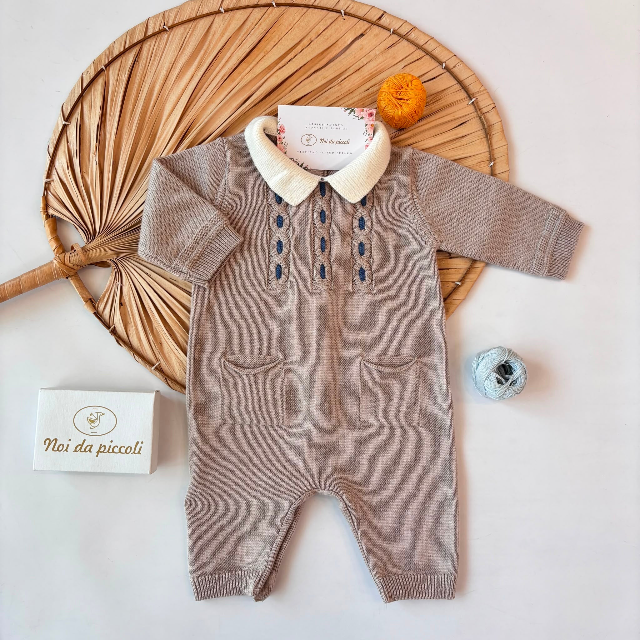 TUTINA IN COTONE CALDO MOCCA CON UN ELEGANTE COLLETTO