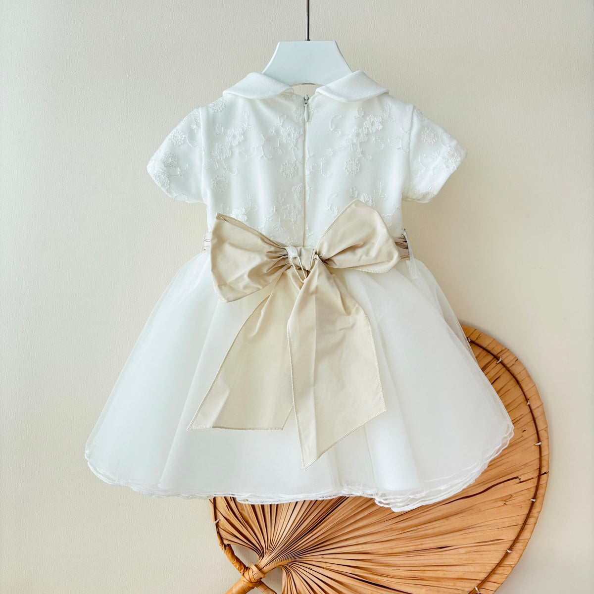 ABITO CERIMONIALE CON FIORI BEIGE DALIA BIANCO