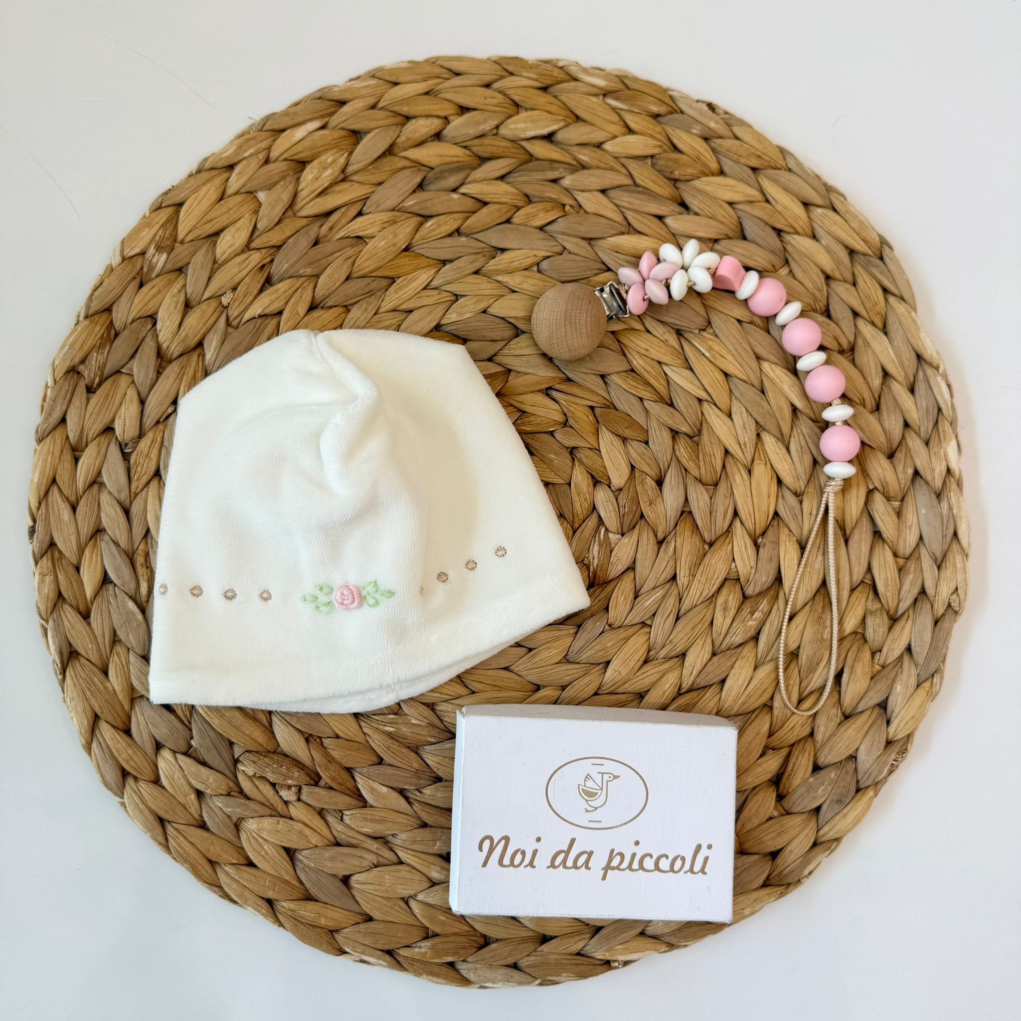 CAPPELLO IN CINIGLIA BIANCO CON DELICATA RICAMATURA FLOREALE