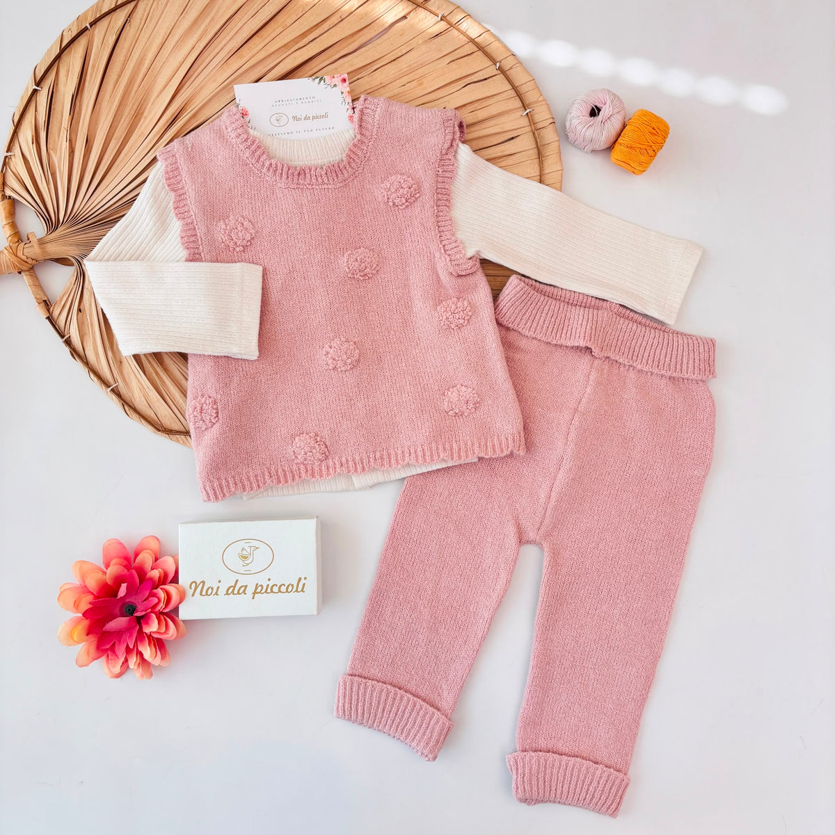 COMPLETO IN FILATO CALDO ROSA CON PON POM