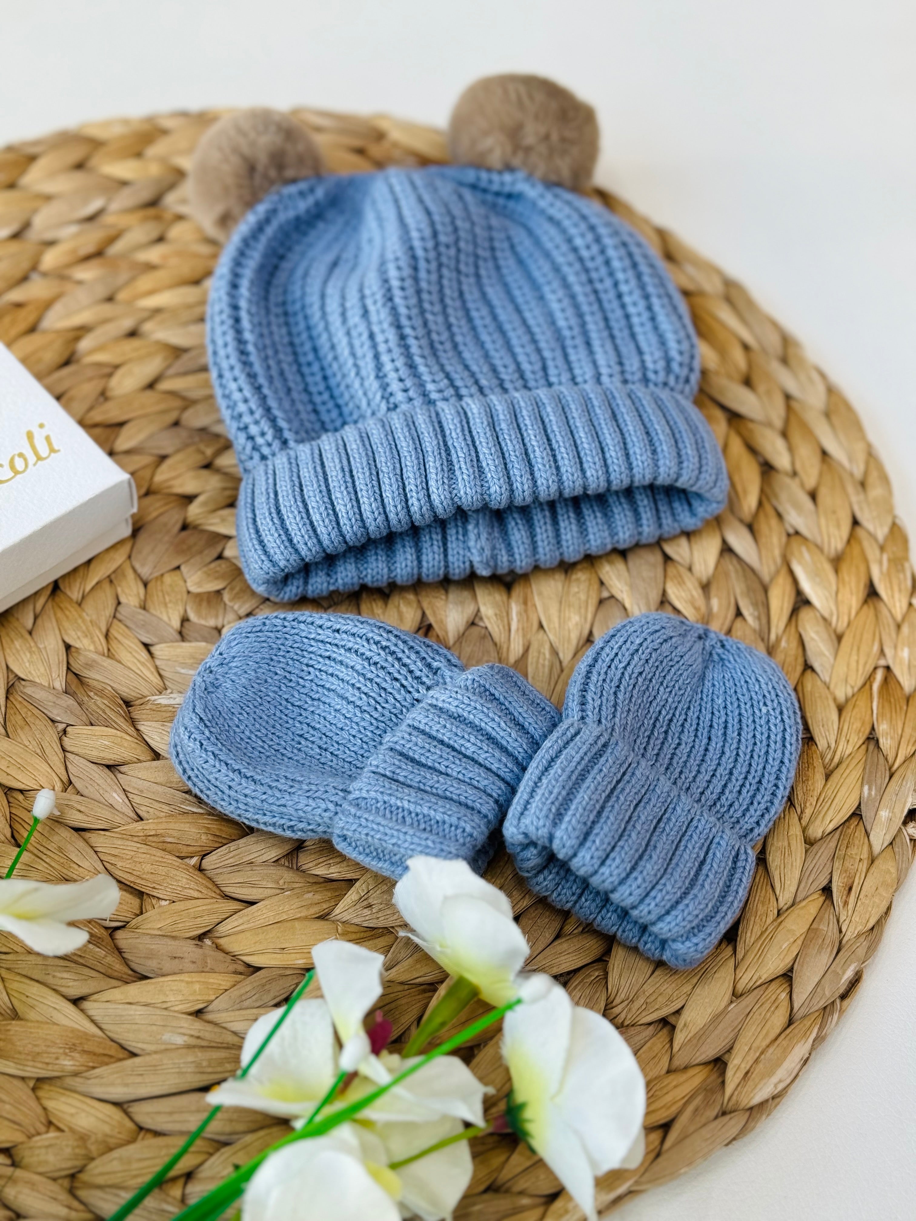 SET CAPPELLINO E GUANTINI AZURE  IN FILATO CALDO