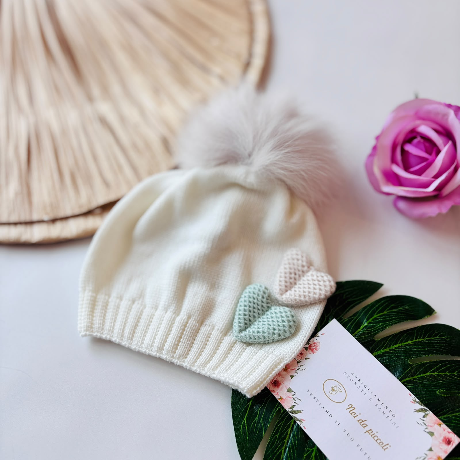 CAPPELLO IN LANA CON PONPOM PANNA