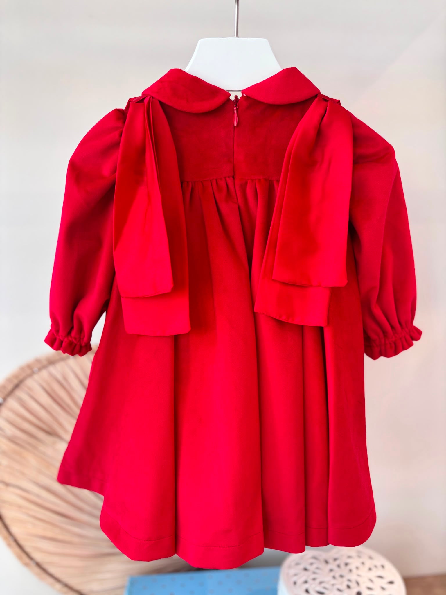 ABITINO IN VELLUTO ROSSO CON FIOCCO SULLE SPALLE