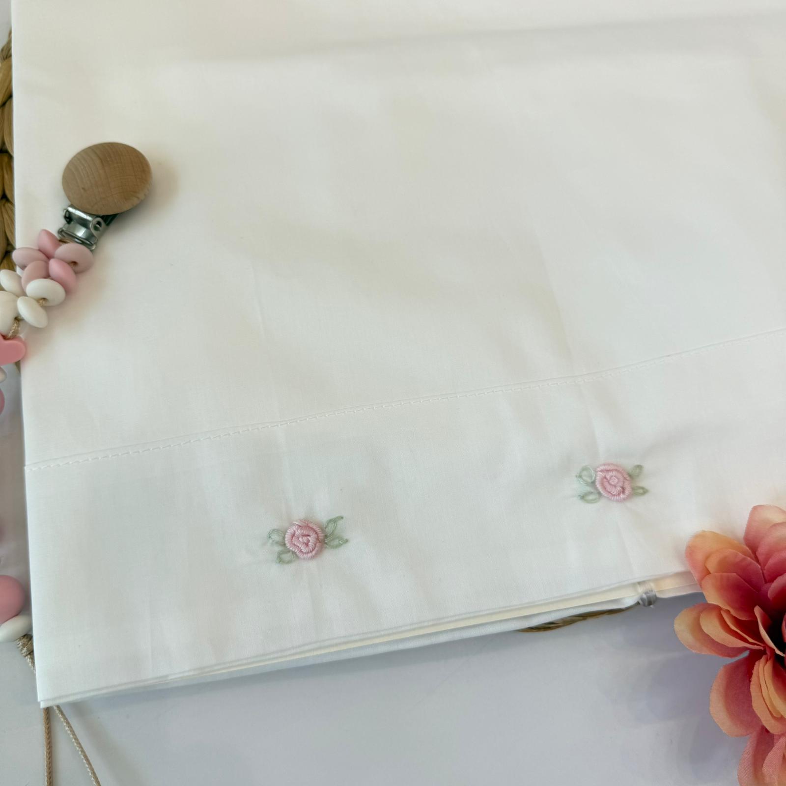 SET LENZUOLA IN COTONE BIANCO CON DELICATE ROSELLINE RICAMATE