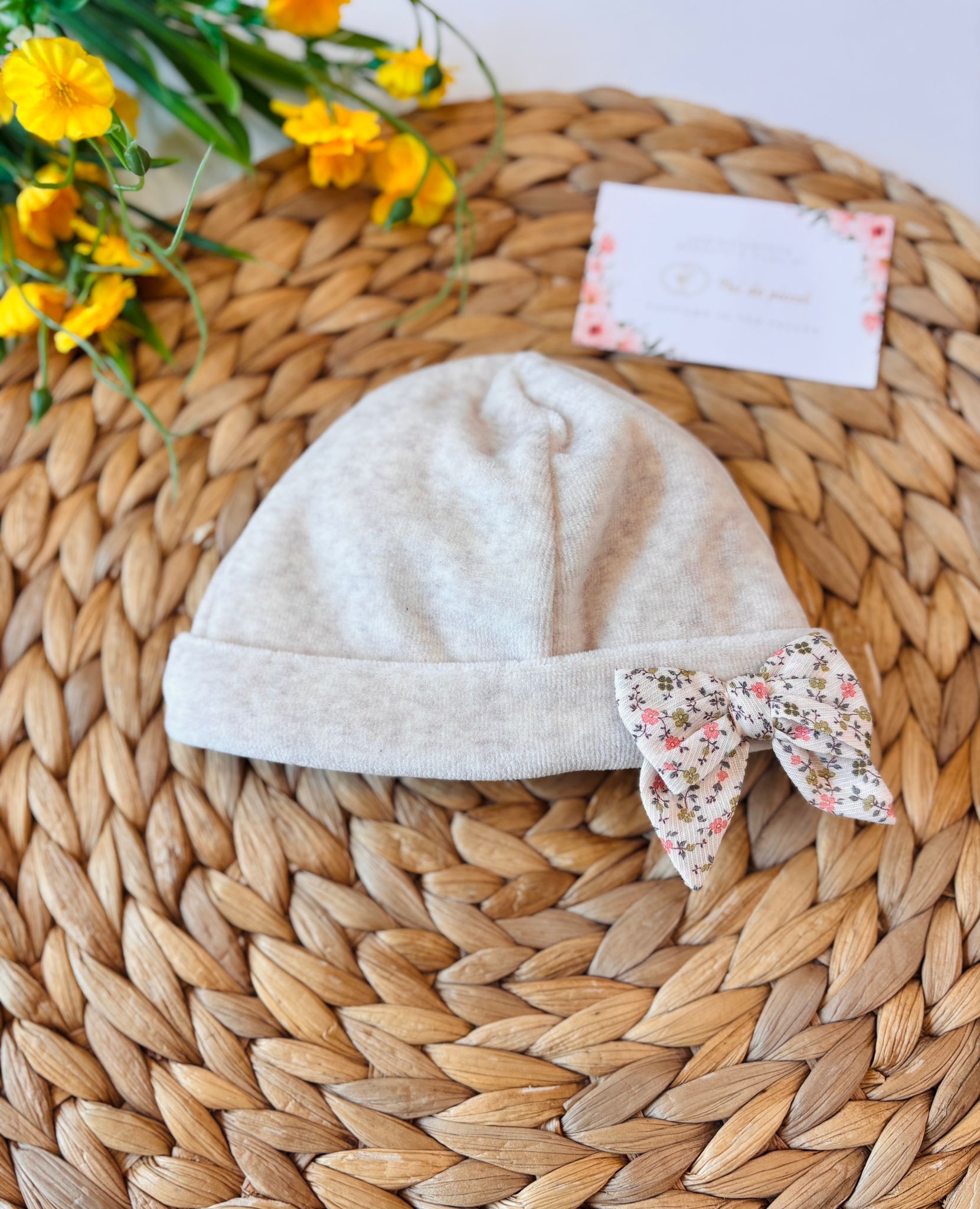 CAPPELLINO CINIGLIA BEIGE CON FIOCCHETTO FLOREALE