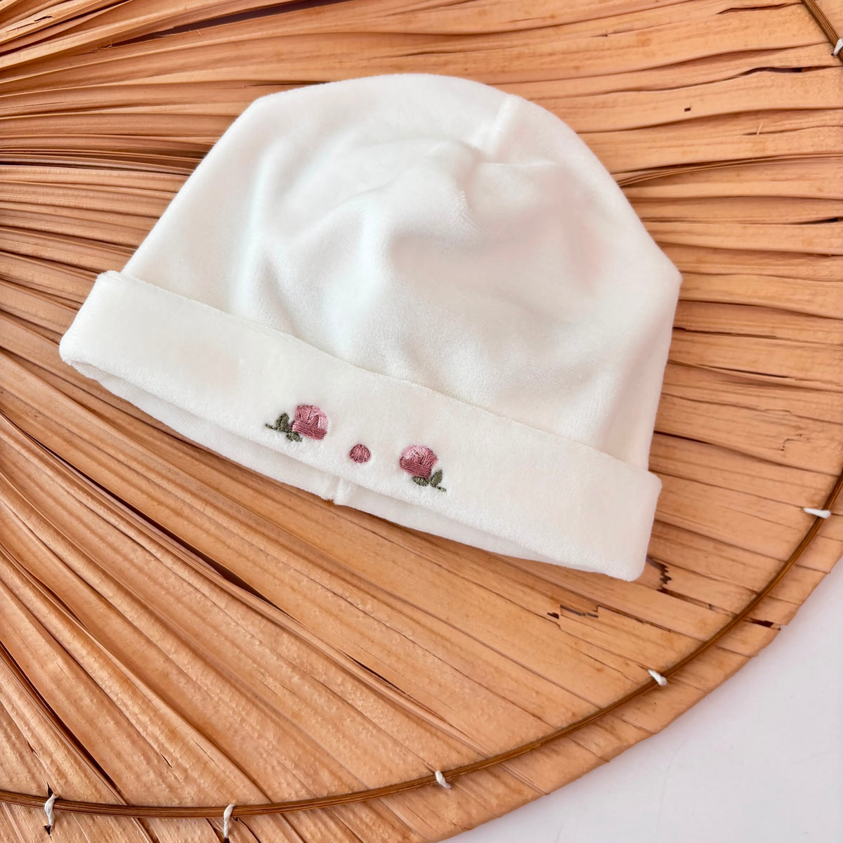 CAPPELLO IN CINIGLIA CON ROSELLINE RICAMATE PANNA