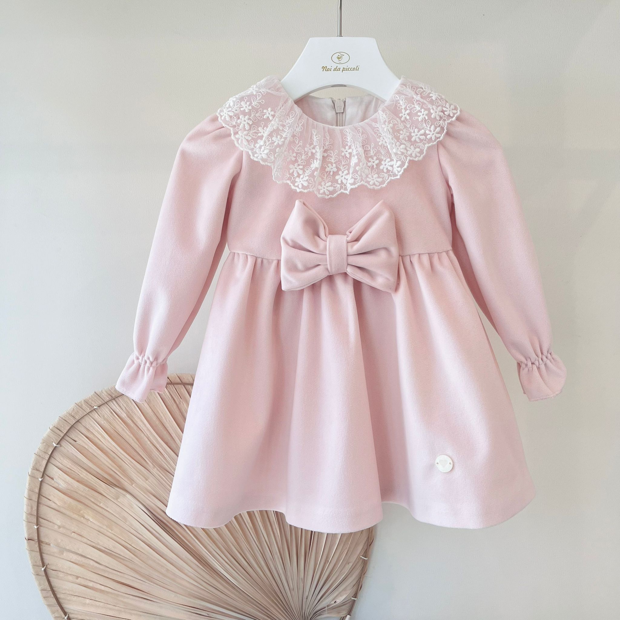 ABITO IN VELLUTO ROSA CON COLLO PIZZO