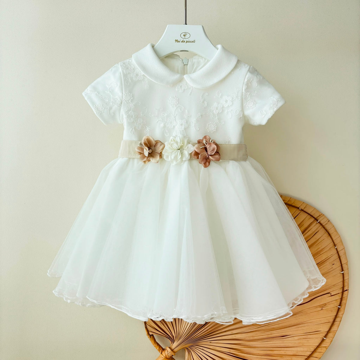 ABITO CERIMONIALE CON FIORI BEIGE DALIA BIANCO