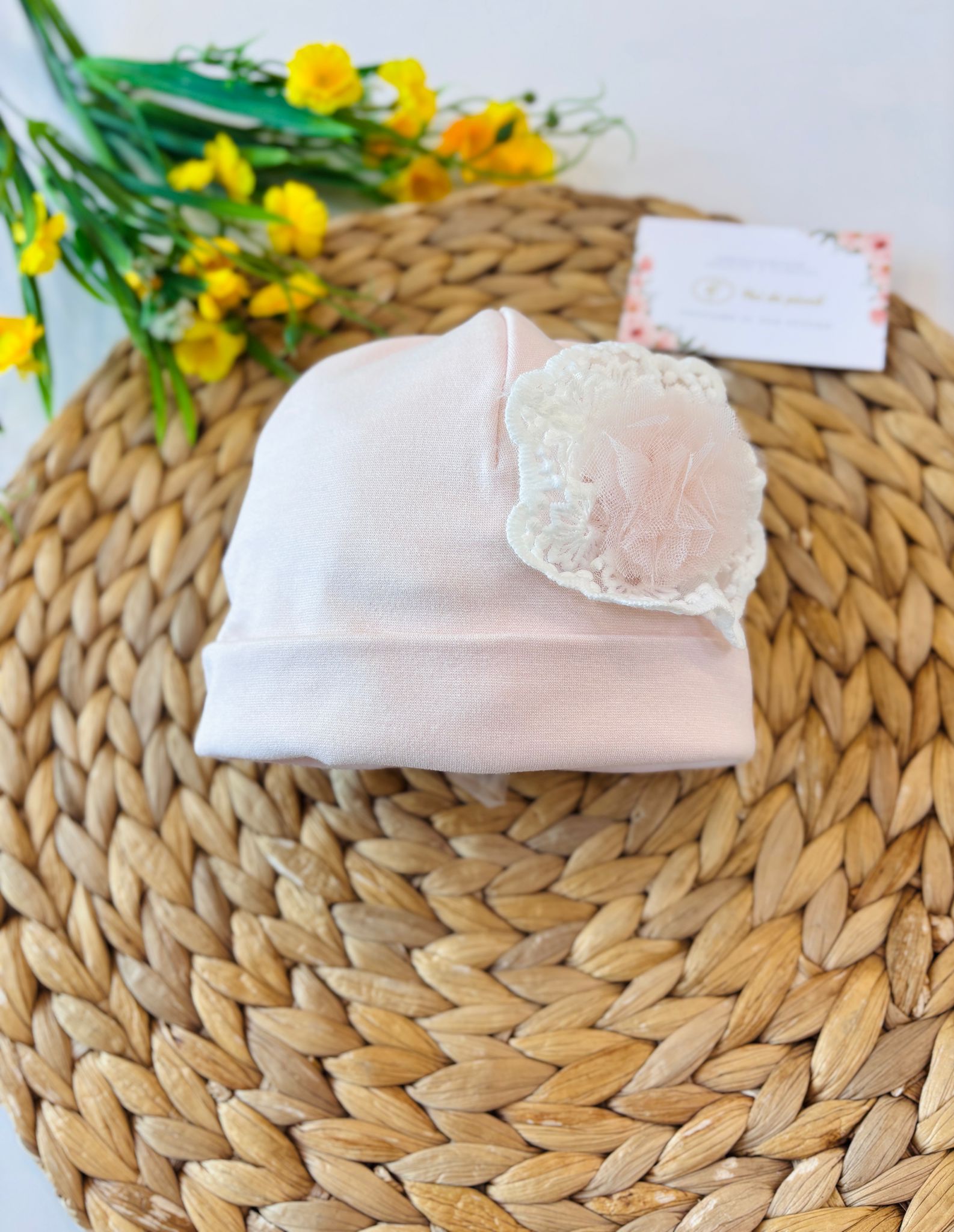 CAPPELLO COTONE CALDO ROSA CON FIORE PIZZO