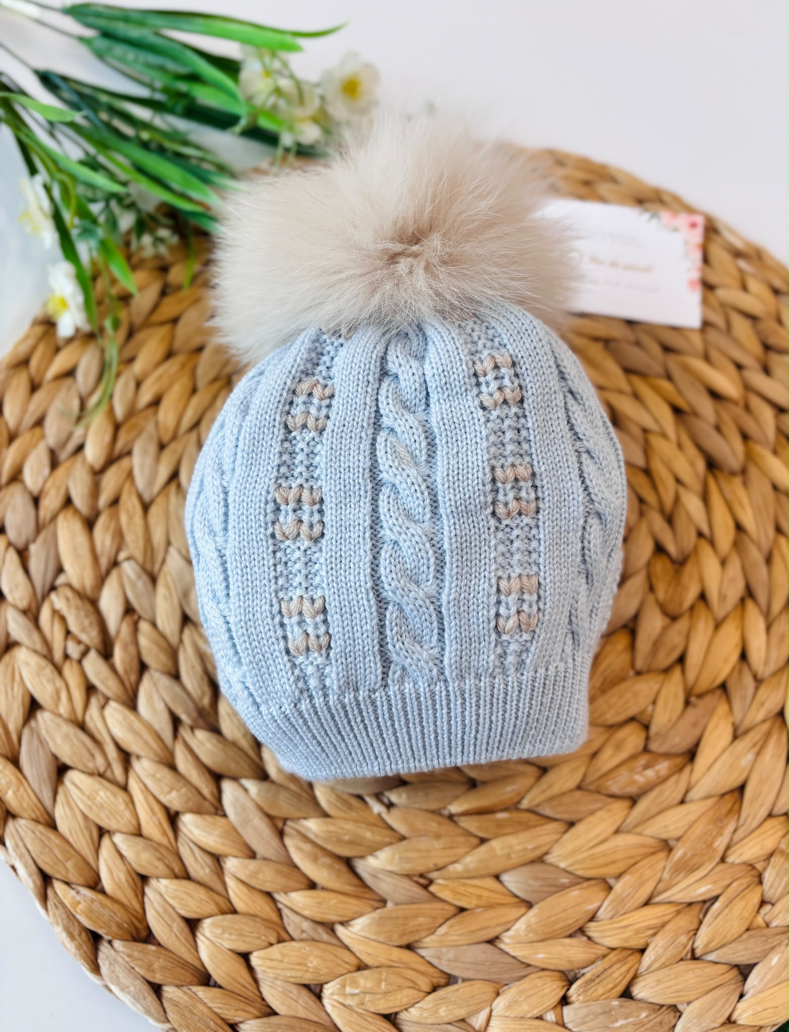 CAPPELLO IN LANA CON PONPOM CIELO