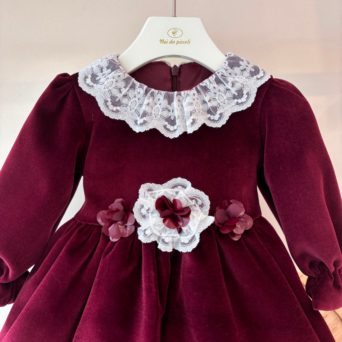ABITO IN VELLUTO CON COLLO PIZZO BORDEAUX