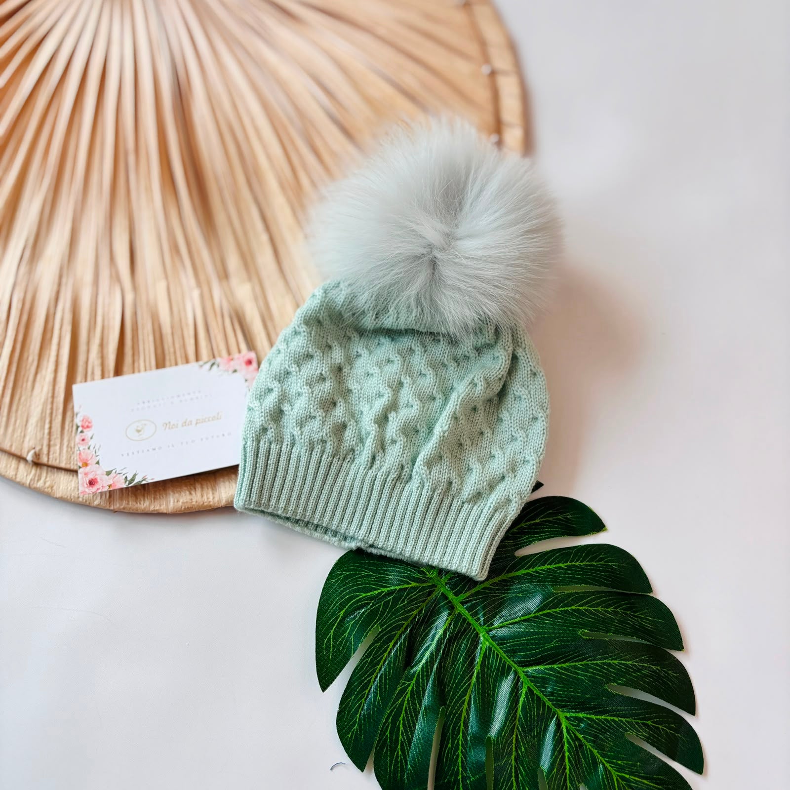 CAPPELLO IN LANA CON PONPOM VERDE