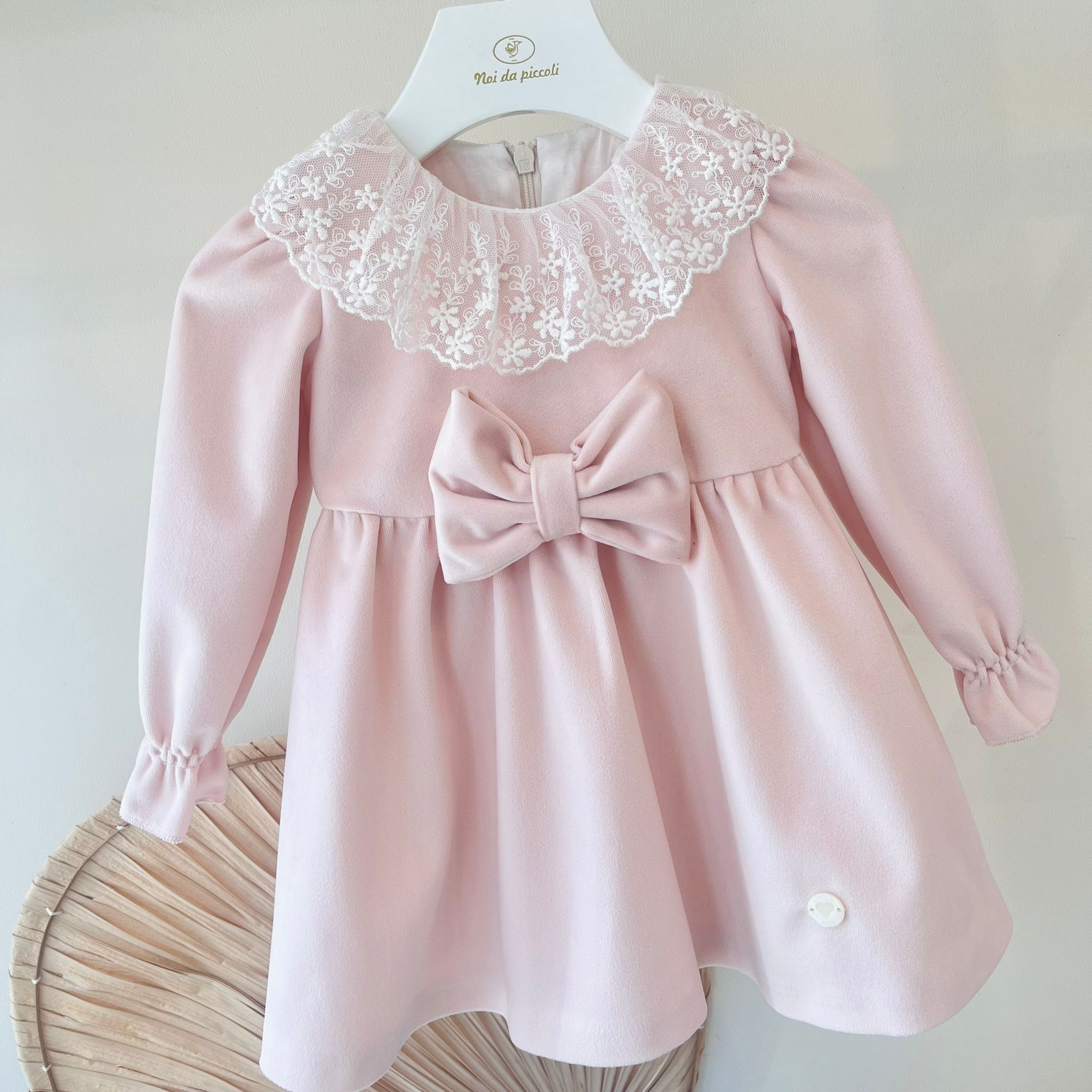 ABITO IN VELLUTO ROSA CON COLLO PIZZO