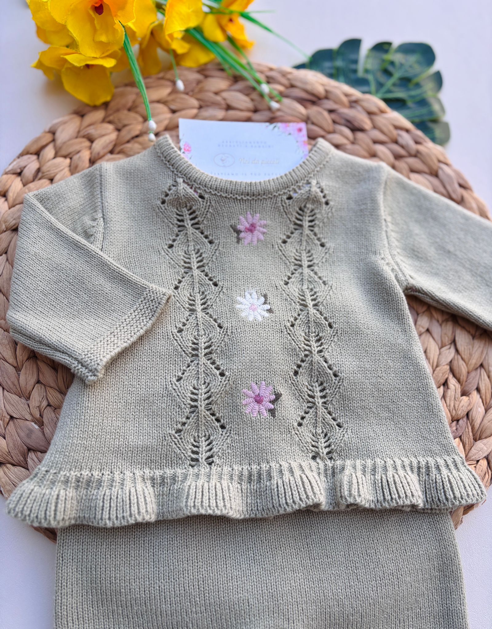 COMPLETO 2 PZ IN FILATO CALDO CON FIORELLINI  VERDE