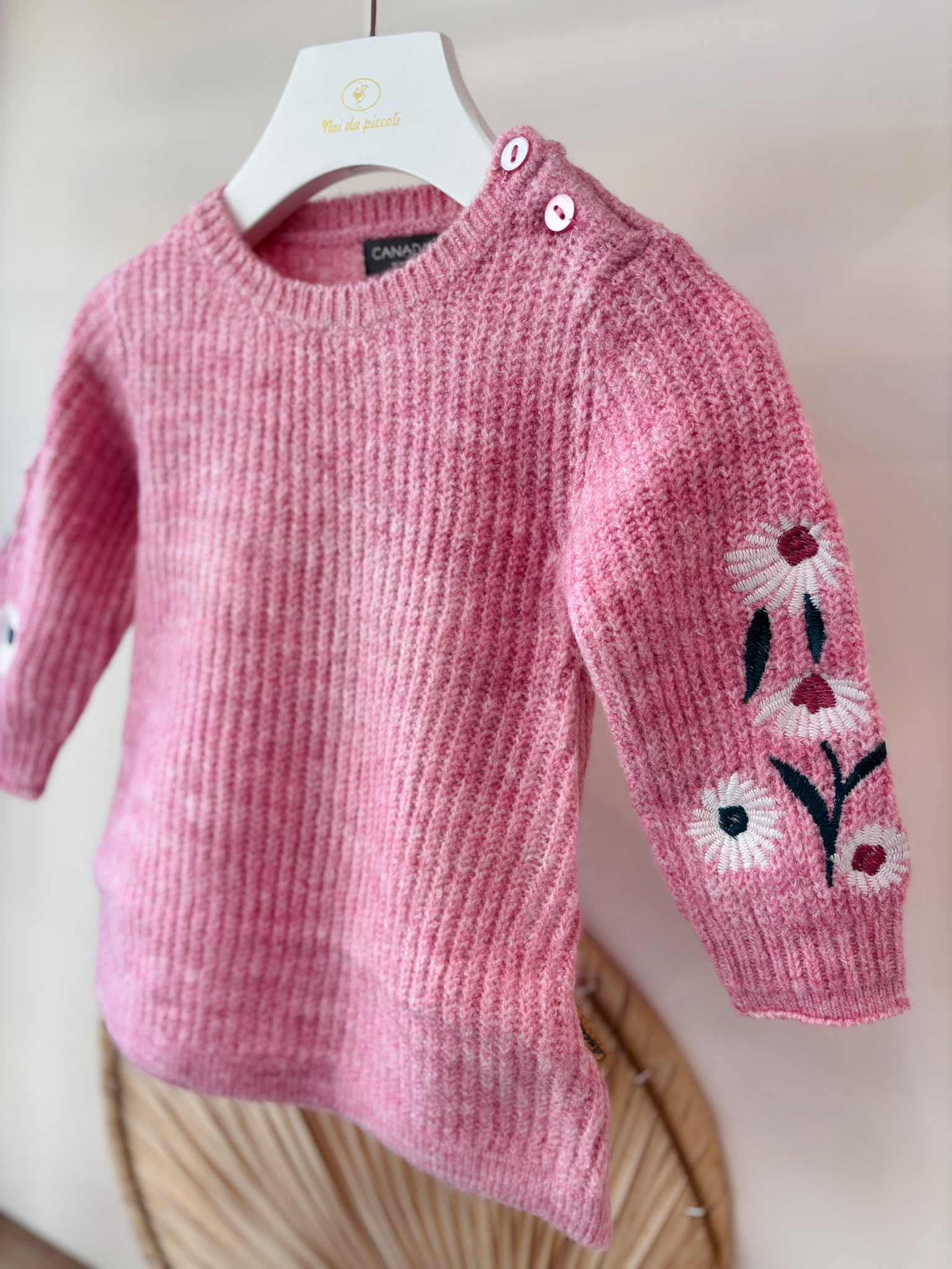 MAGLIONE FILATO CALDO ROSA CON MANICA FLOREALE