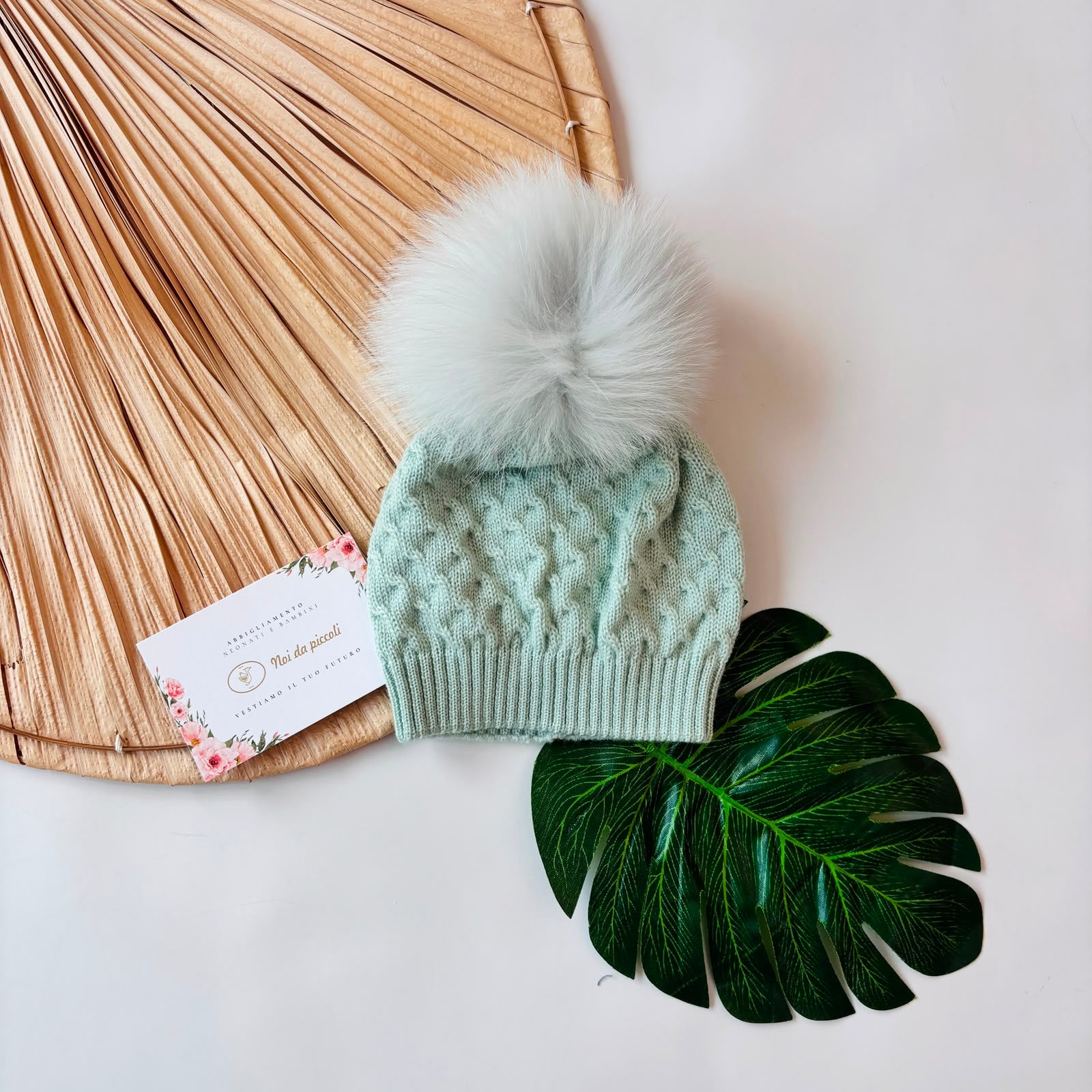 CAPPELLO IN LANA CON PONPOM VERDE