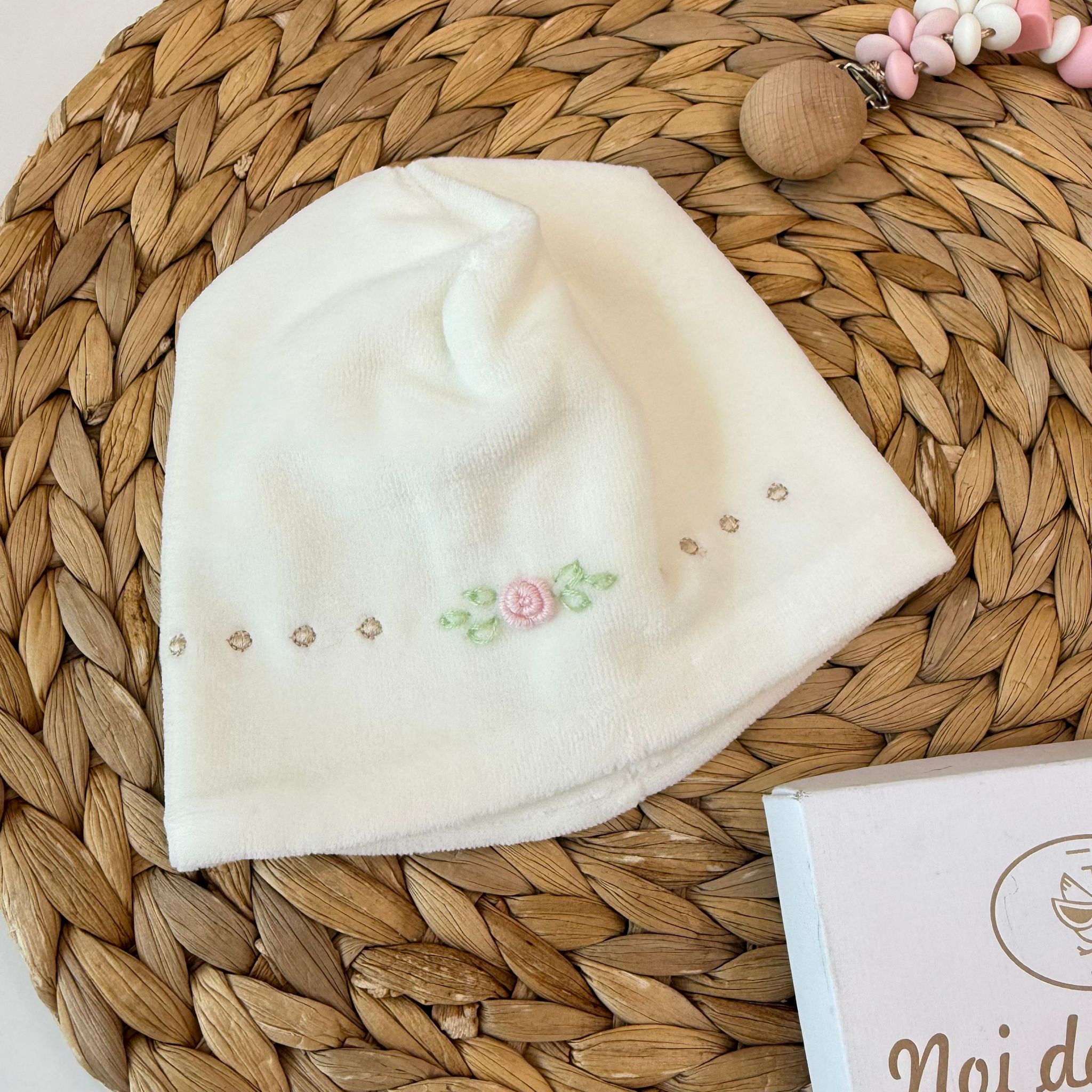 CAPPELLO IN CINIGLIA BIANCO CON DELICATA RICAMATURA FLOREALE