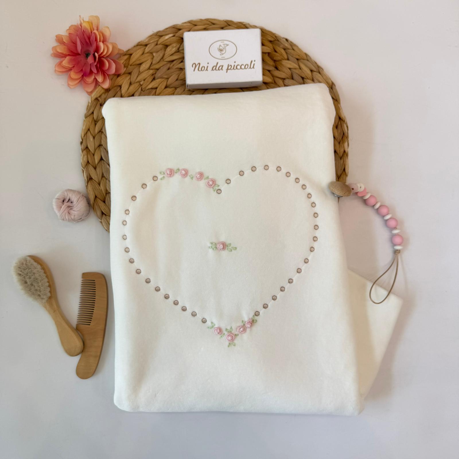 COPERTA IN CINIGLIA BIANCA CON RICAMO A FORMA DI CUORE