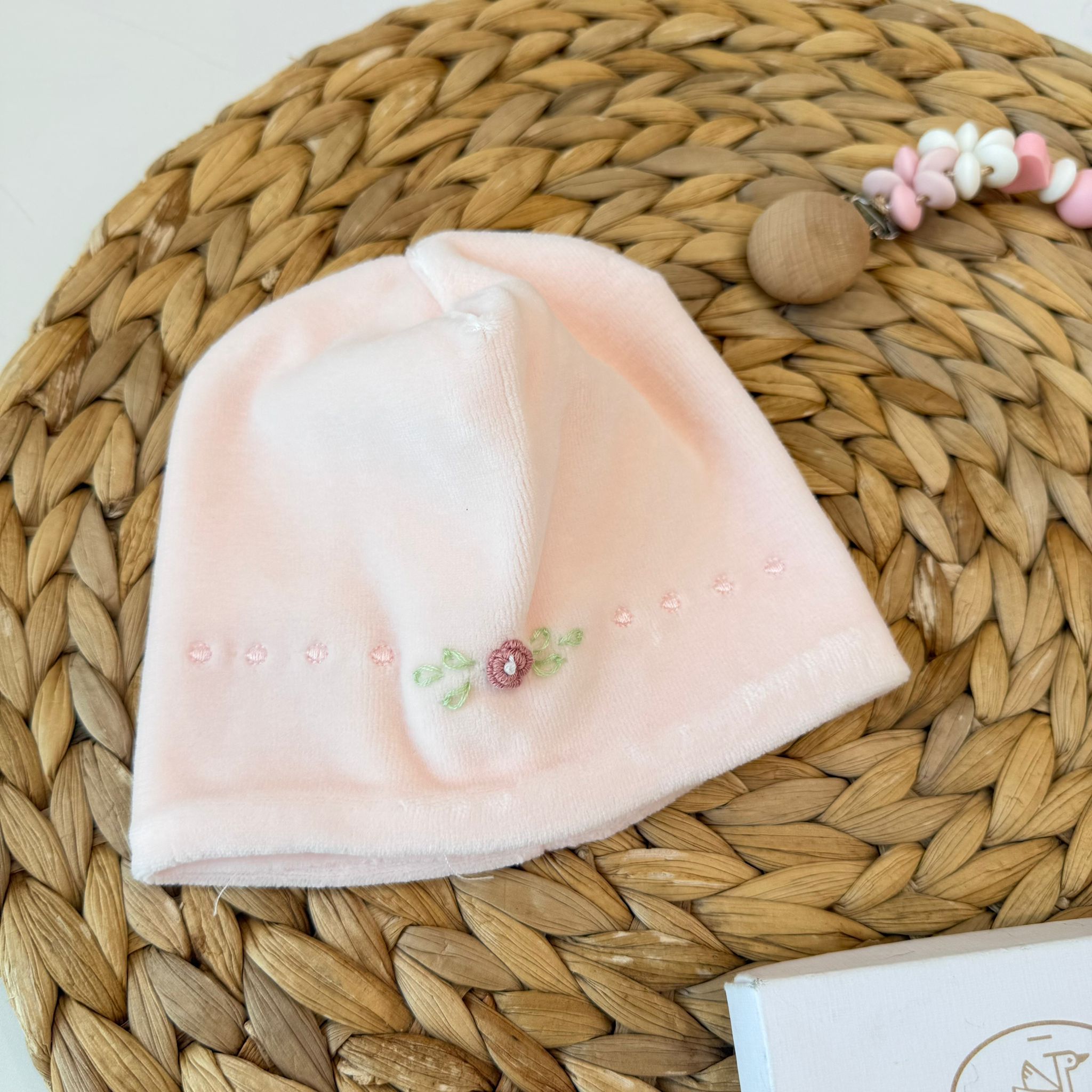 CAPPELLO IN CINIGLIA ROSA CON RICAMO FLOREALE ROSA E VERDE