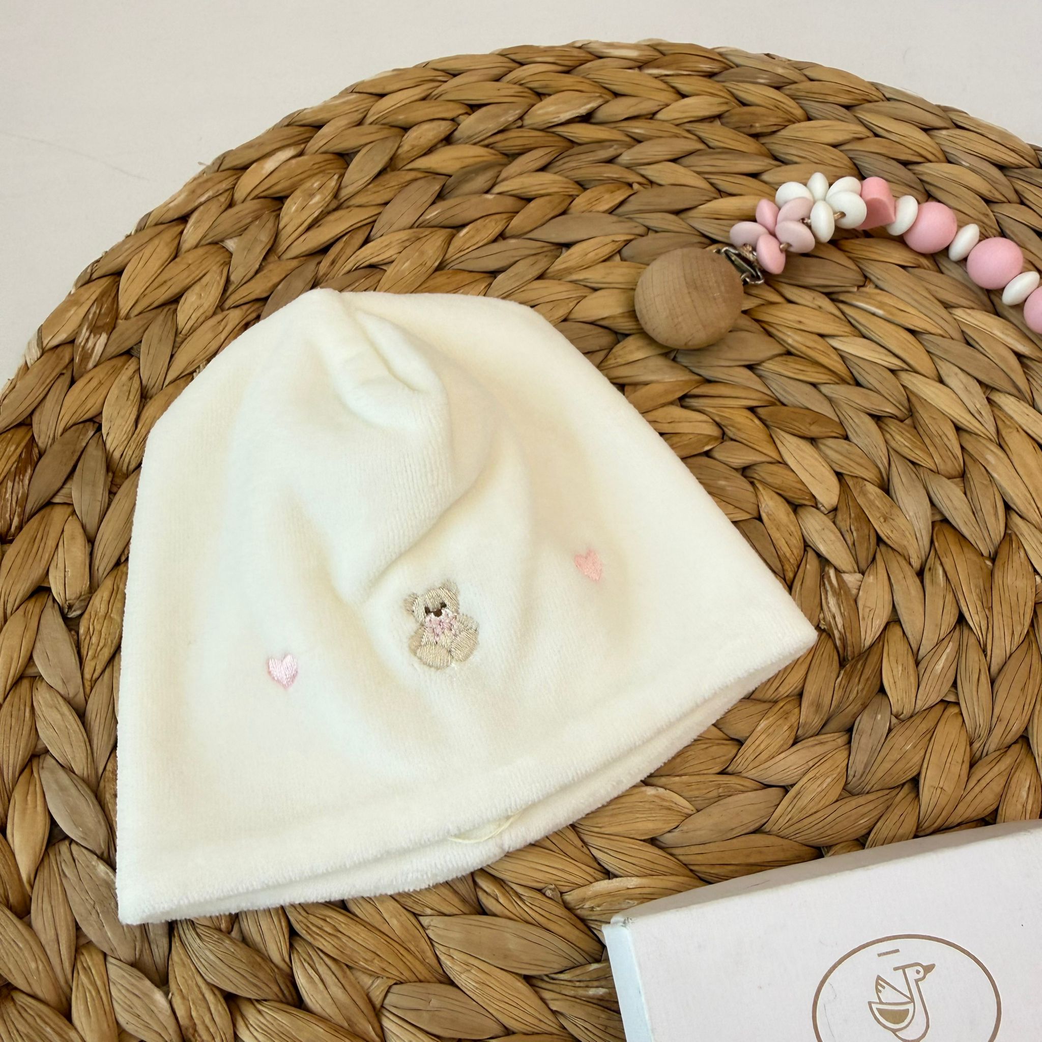 CAPPELLO IN CINIGLIA BIANCO CON CUORICINI E ORSETTI
