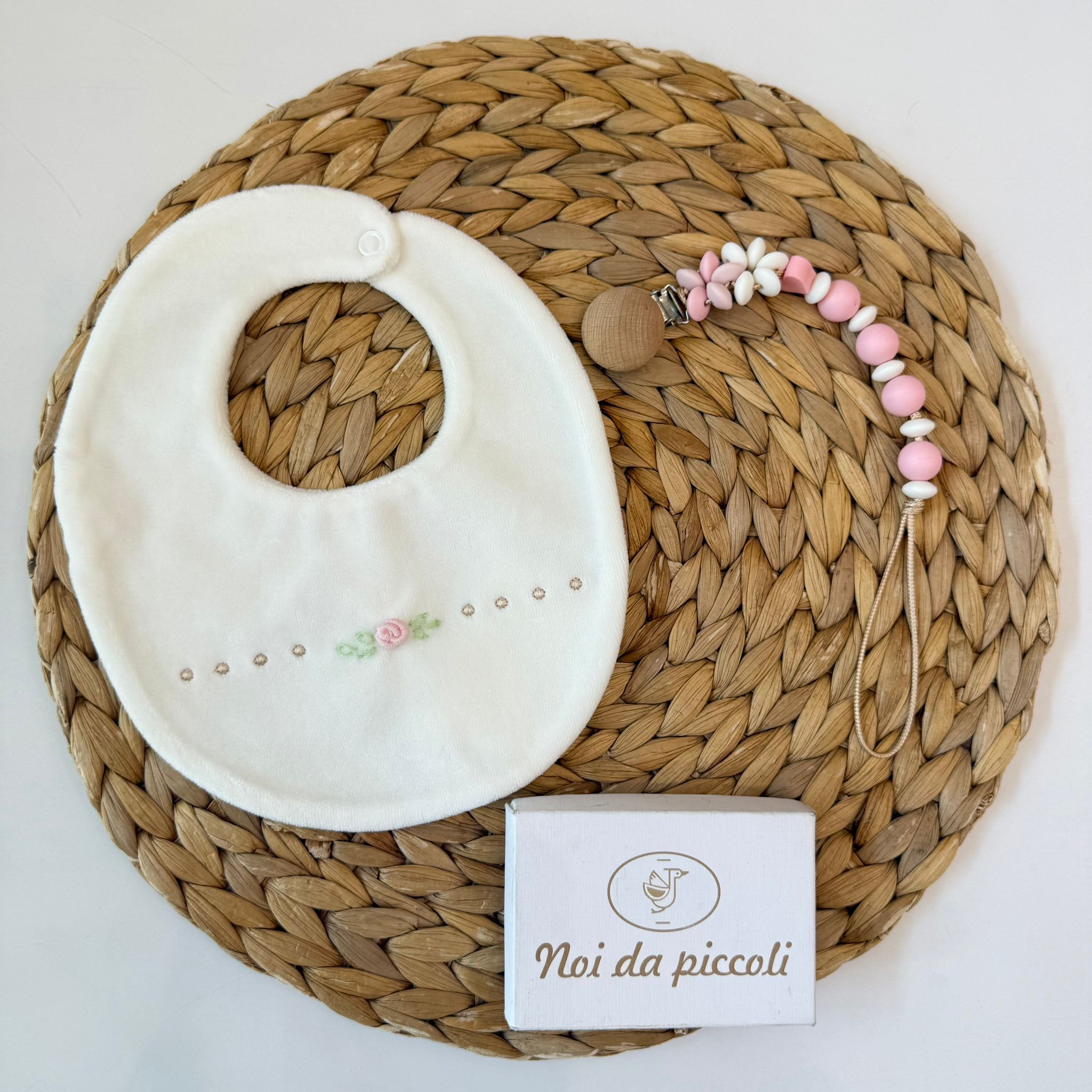 BAVETTA IN CINIGLIA BIANCA CON DELICATA RICAMATURA FLOREALE