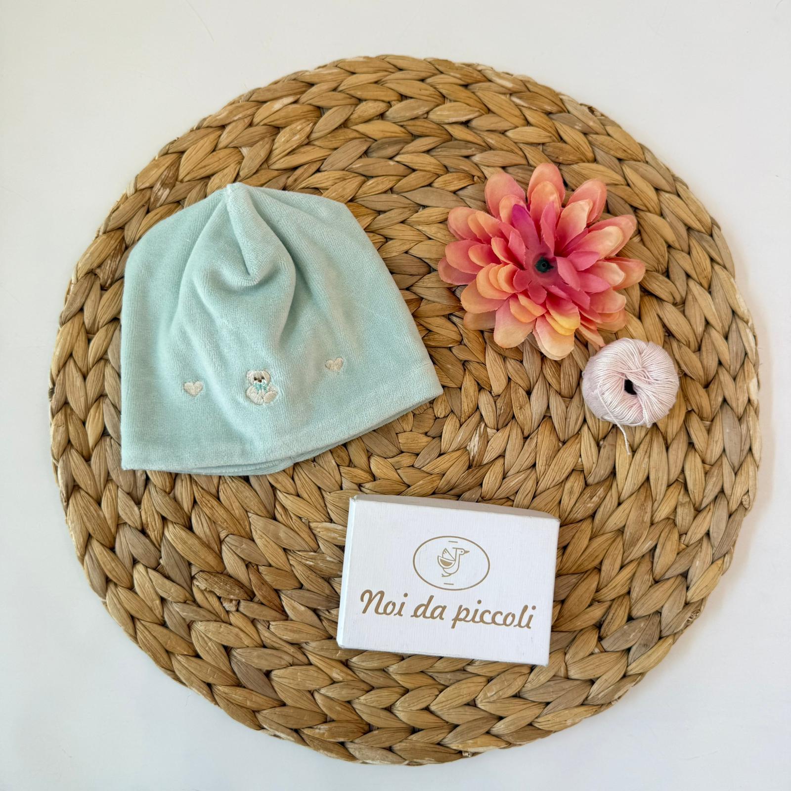 CAPPELLO IN CINIGLIA VERDE ACQUA CON ORSETTI E CUORI