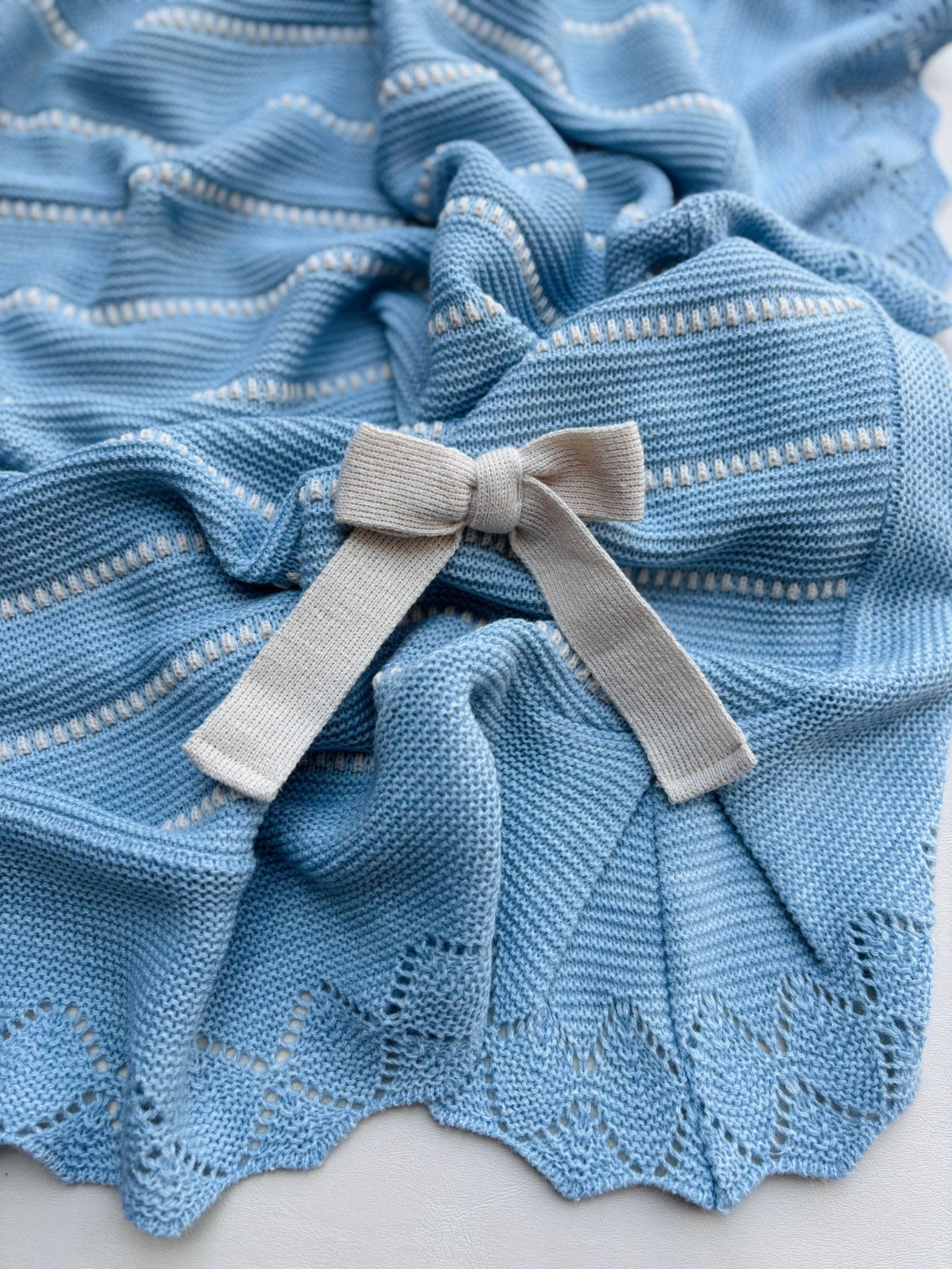 COPERTA CON FIOCCHETTO FILATO CALDO CIELO E BEIGE